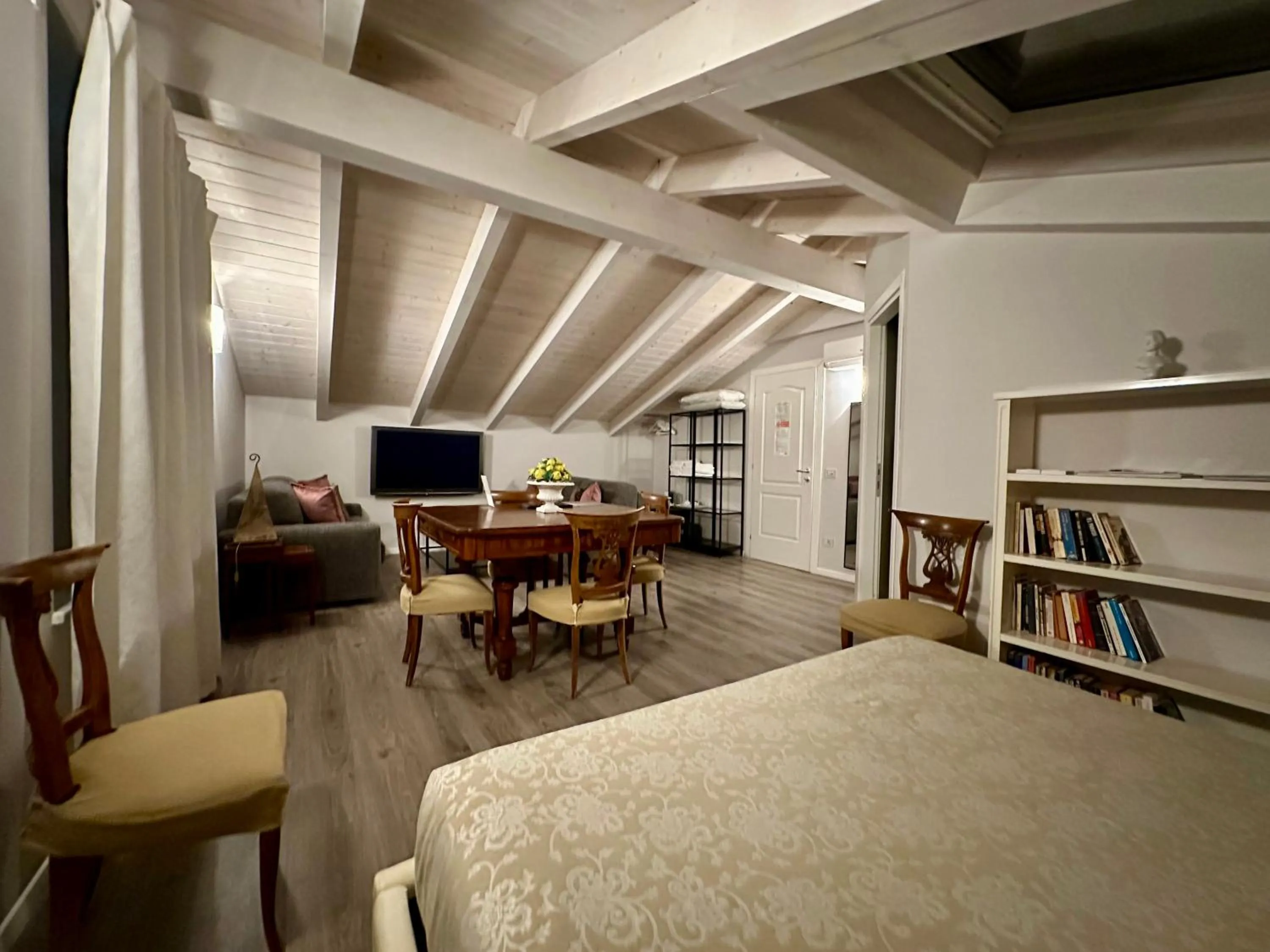 Communal lounge/ TV room, Bed in Villa Abbamer