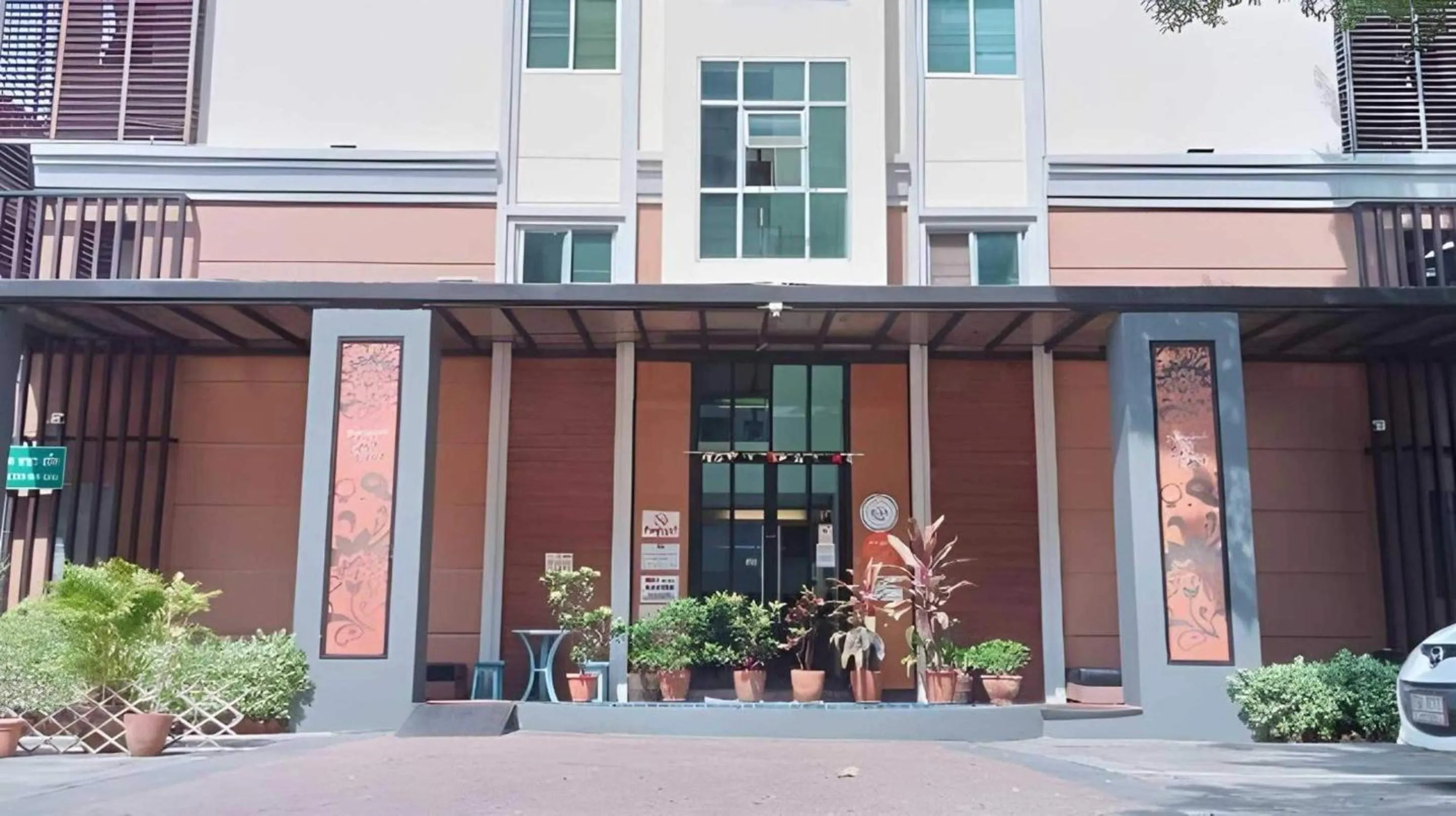 Facade/entrance in Collection O The Bangkok Cha Cha Suite