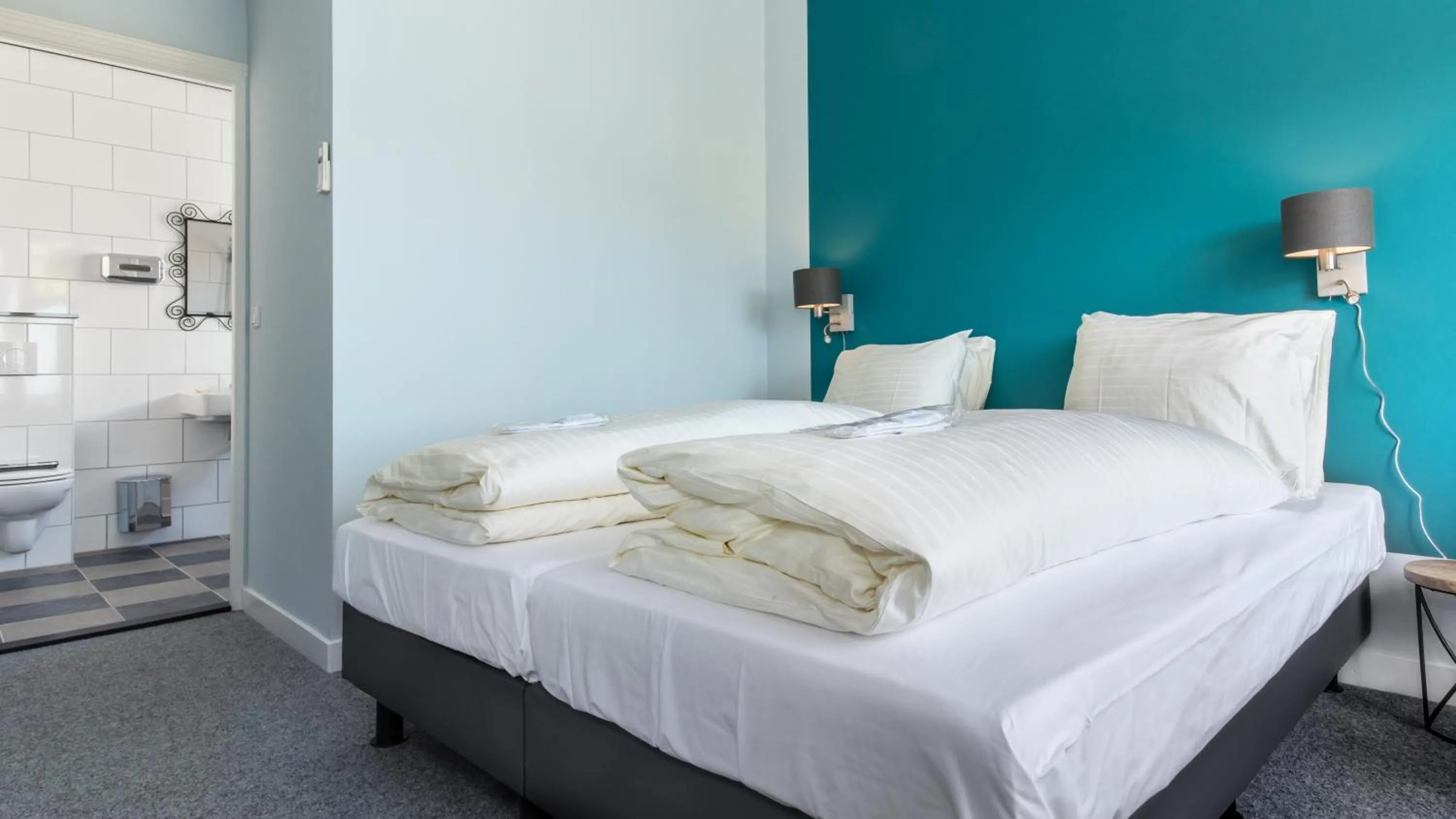 Photo of the whole room, Bed in Villahotel Vlissingen