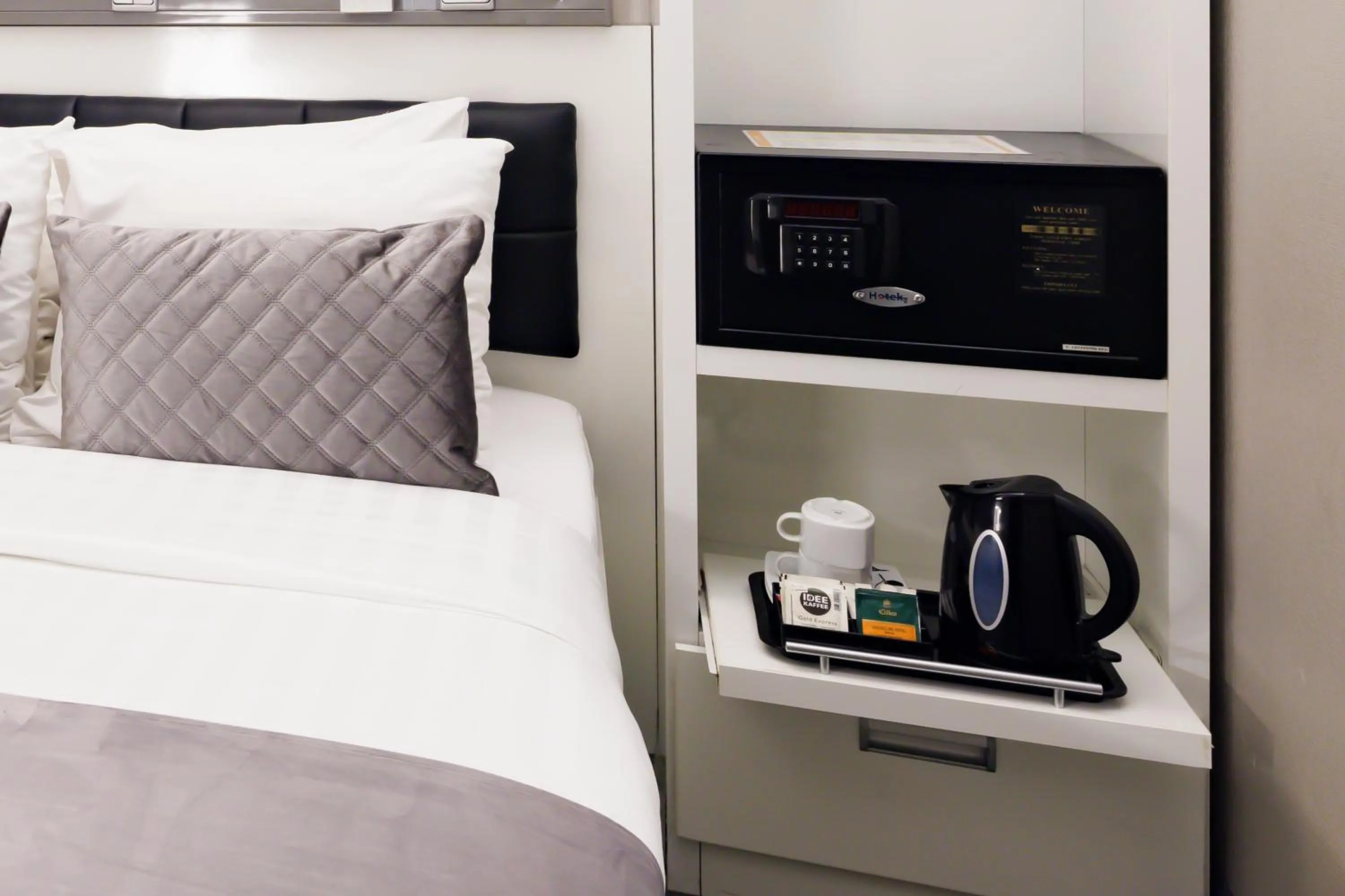 Coffee/tea facilities, Bed in Hotel CC