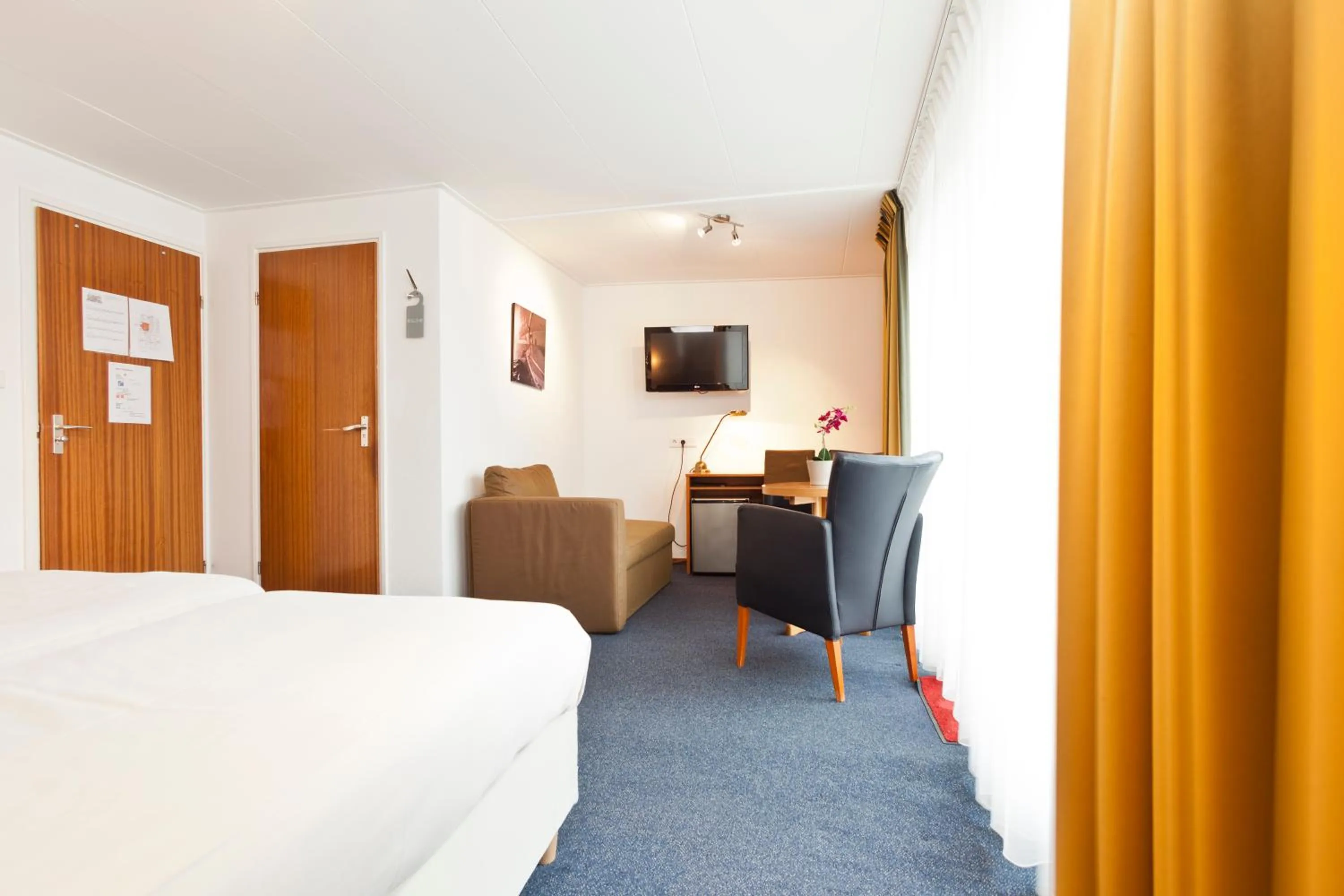 Day, Bed in Hotel de Burg