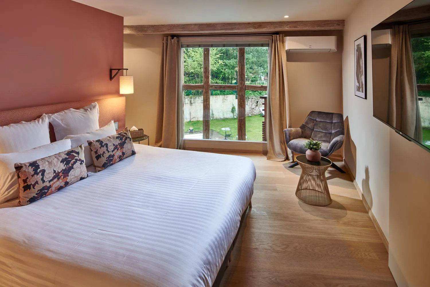 Photo of the whole room, Bed in Pêche de Vigne & Spa