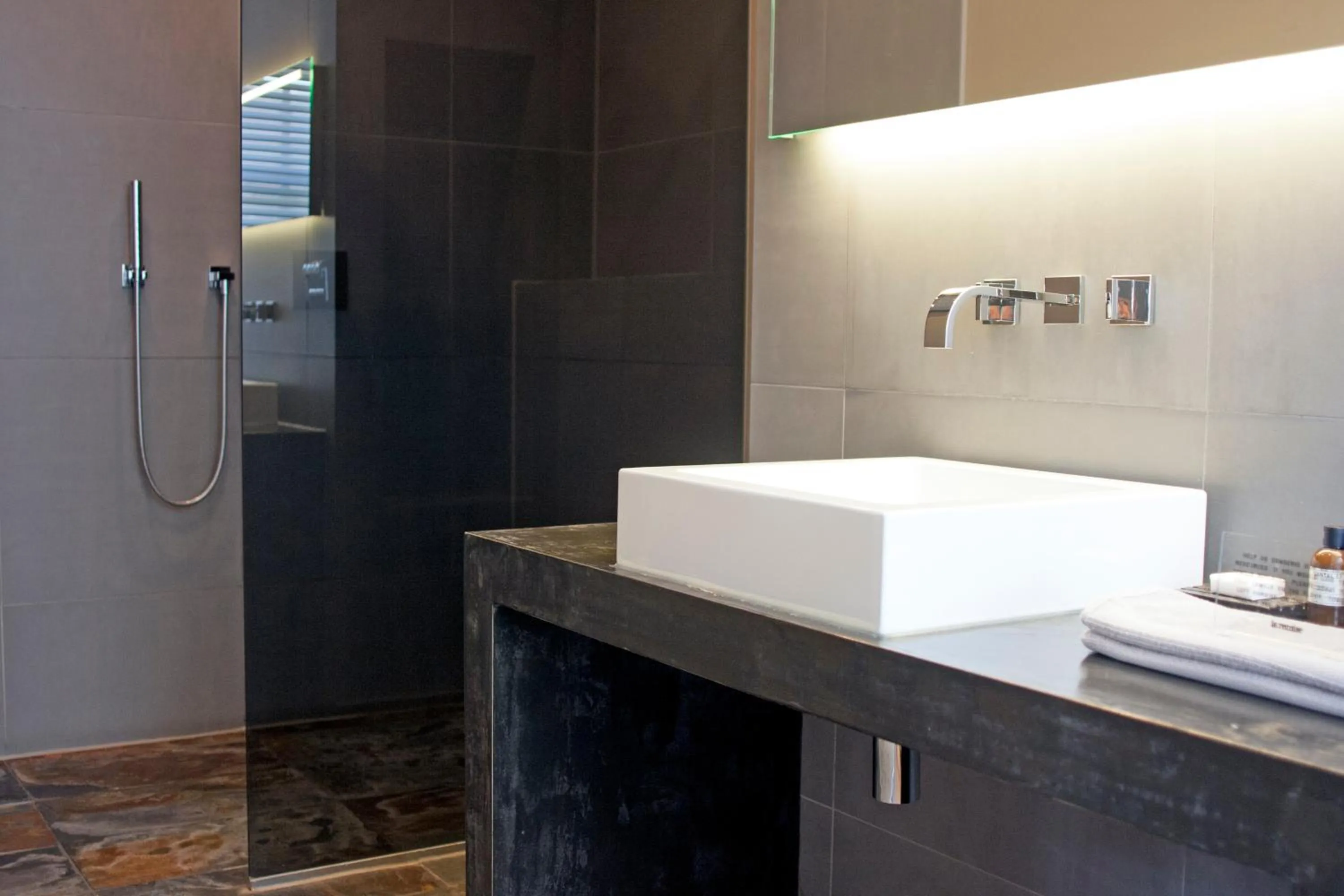 Bathroom in COMMUNE suites