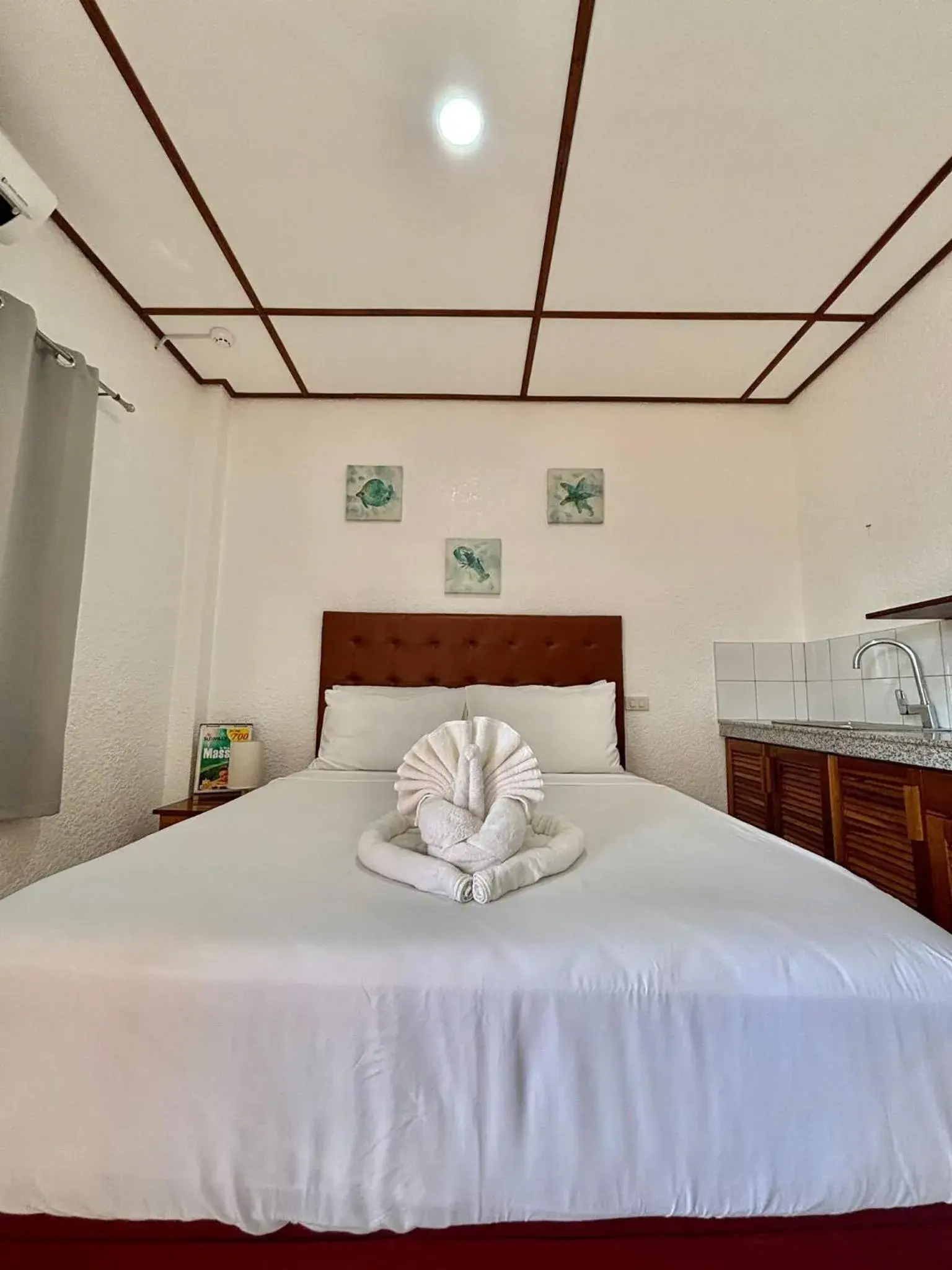 Superior Queen Room in Sunville Hotel and Restaurant Superior Queen Room in Sunville Hotel and Restaurant
