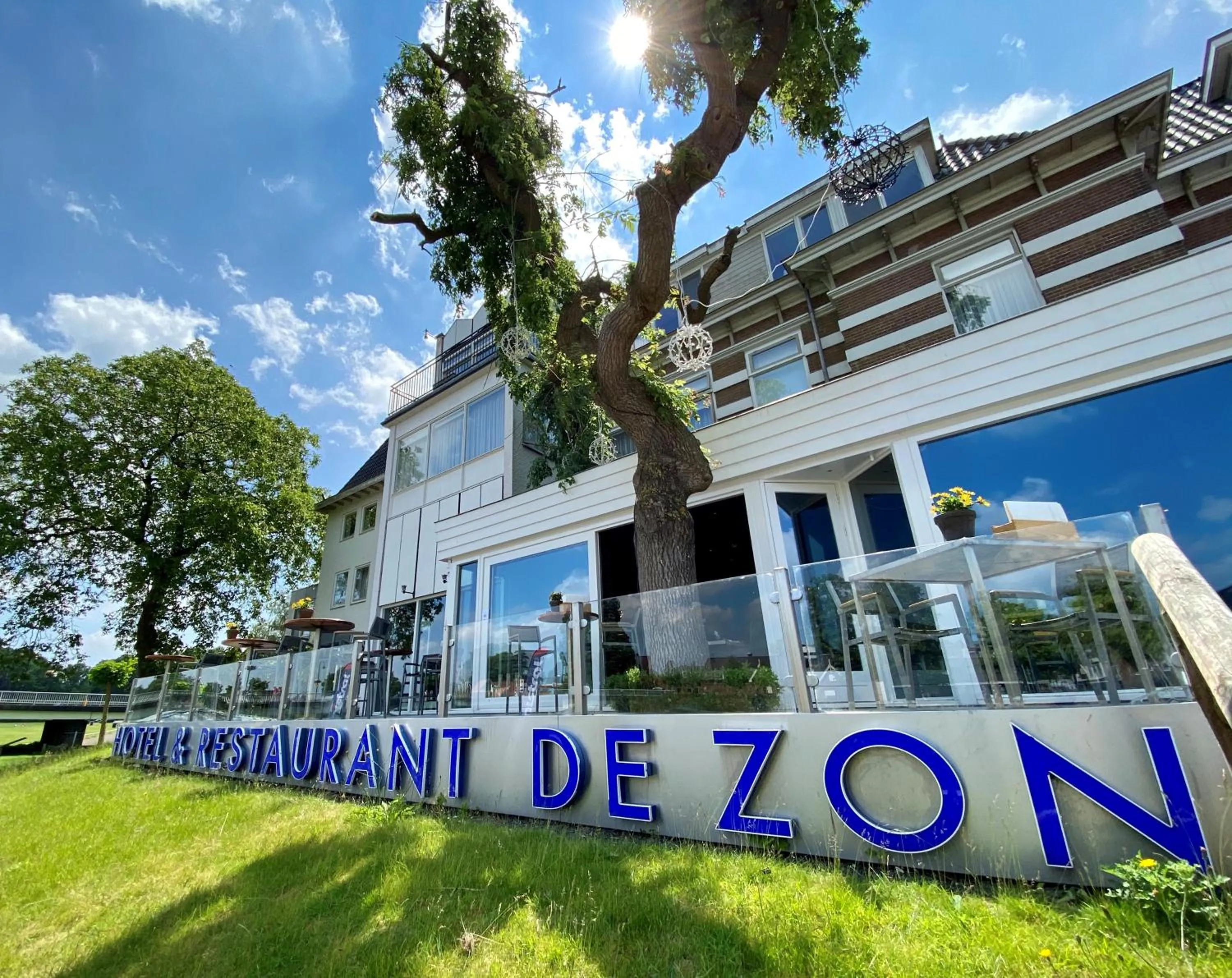 Property building in De Zon Hotel & Restaurant by Flow