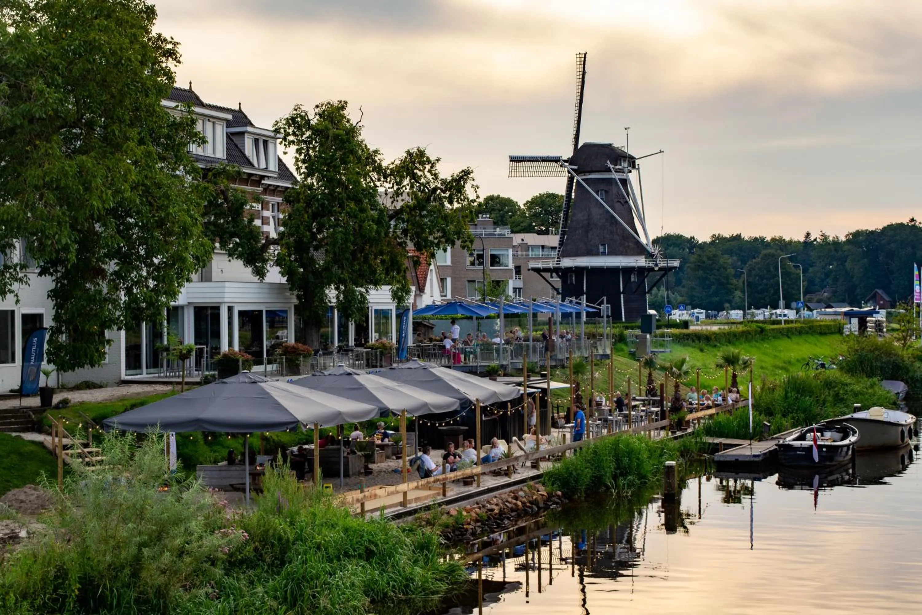 Property building in De Zon Hotel & Restaurant by Flow