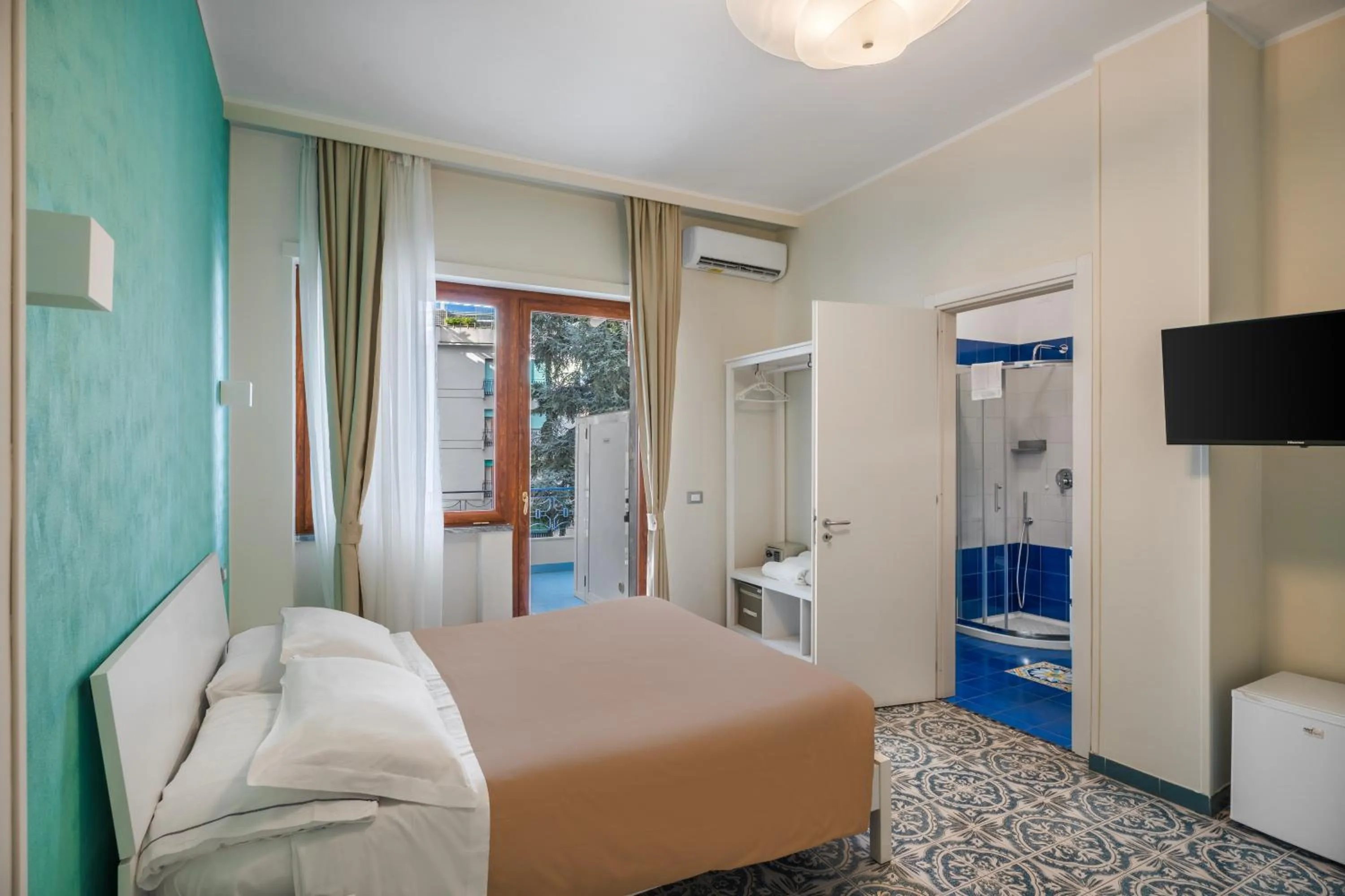 Shower, Bed in The Reef Sorrento