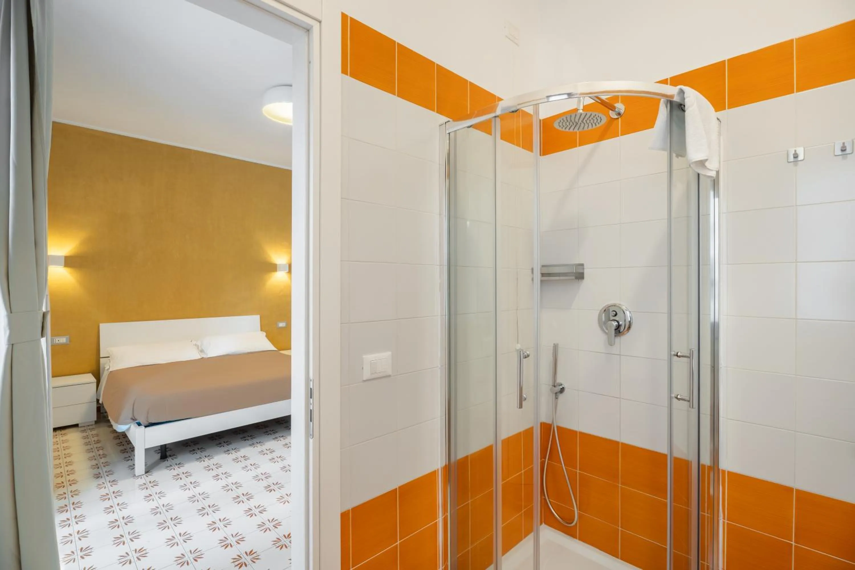 Shower, Bed in The Reef Sorrento