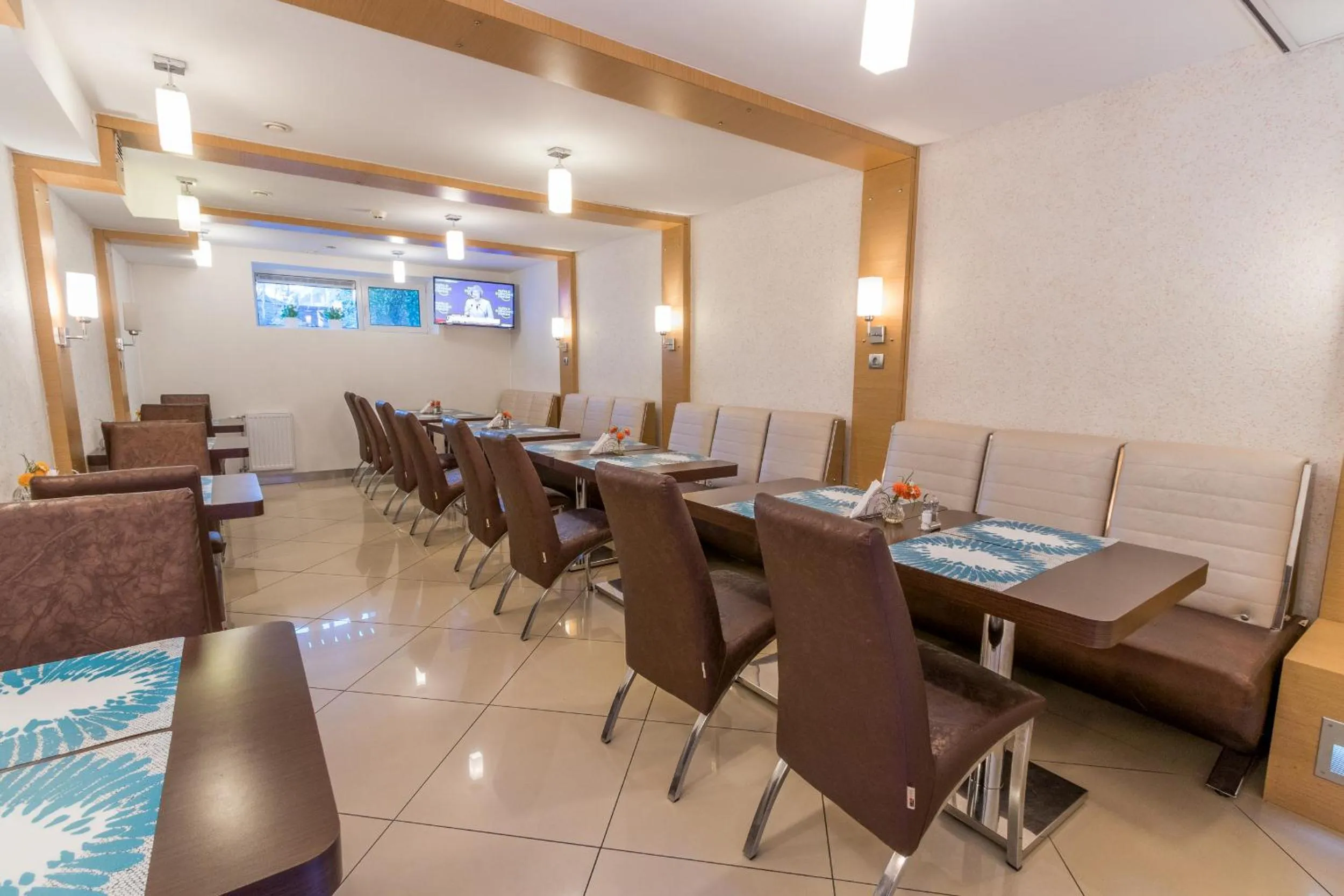 Restaurant/places to eat in Hotel Port