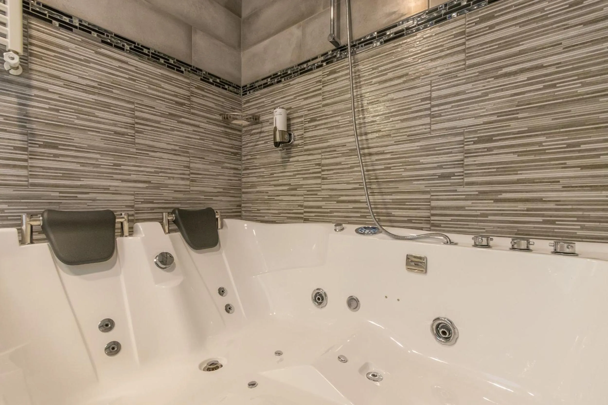 Hot Tub in Hotel Port