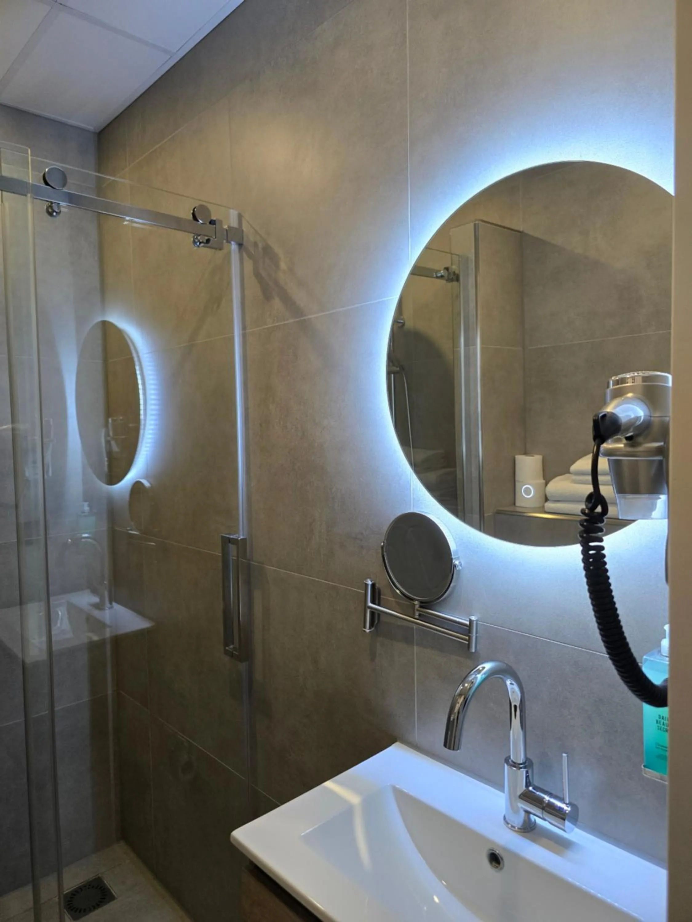 Shower in Hotel Port