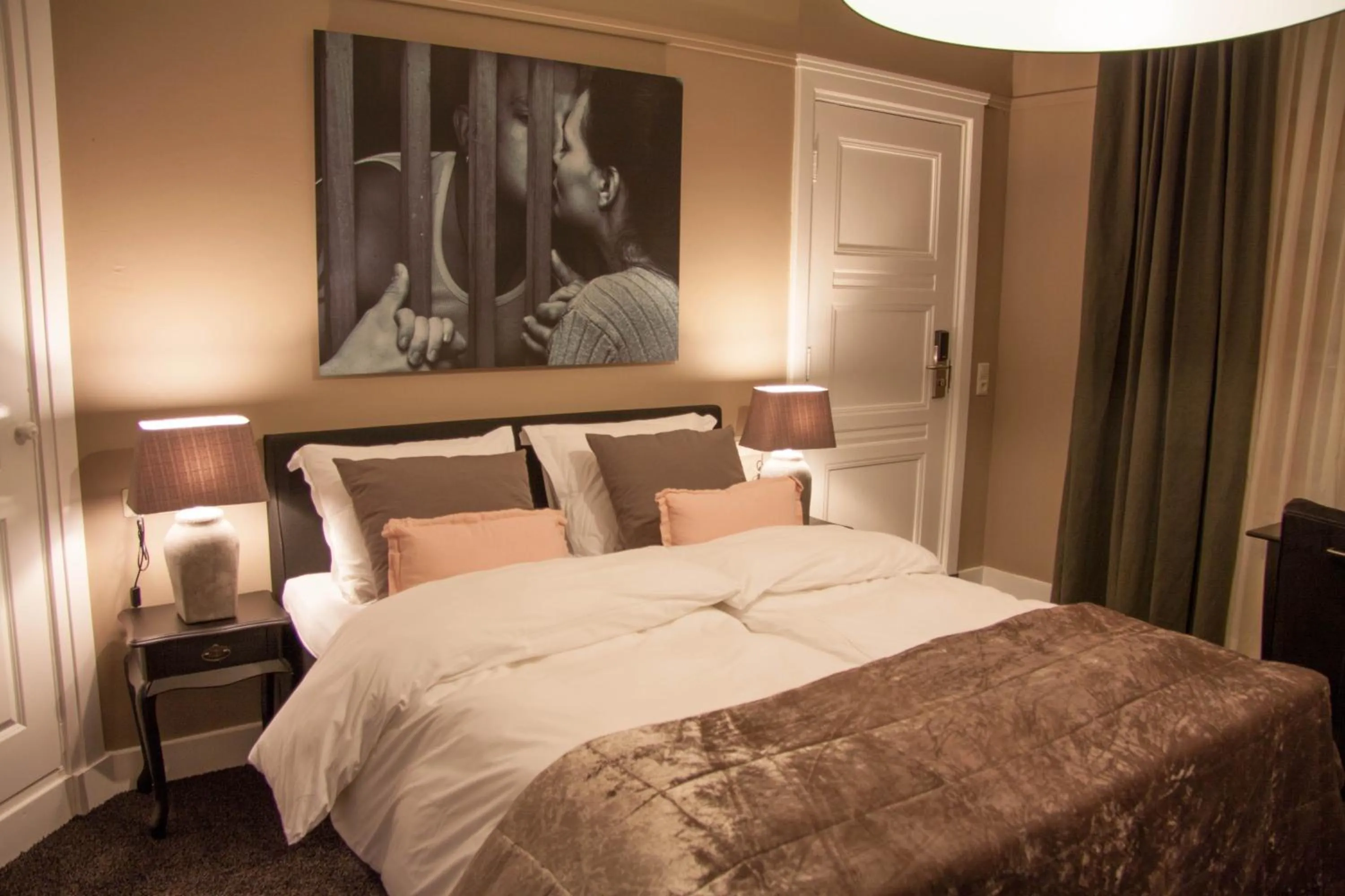 Bed in Hotel Huis van Bewaring - Bijzonder boutique hotel in historisch pand