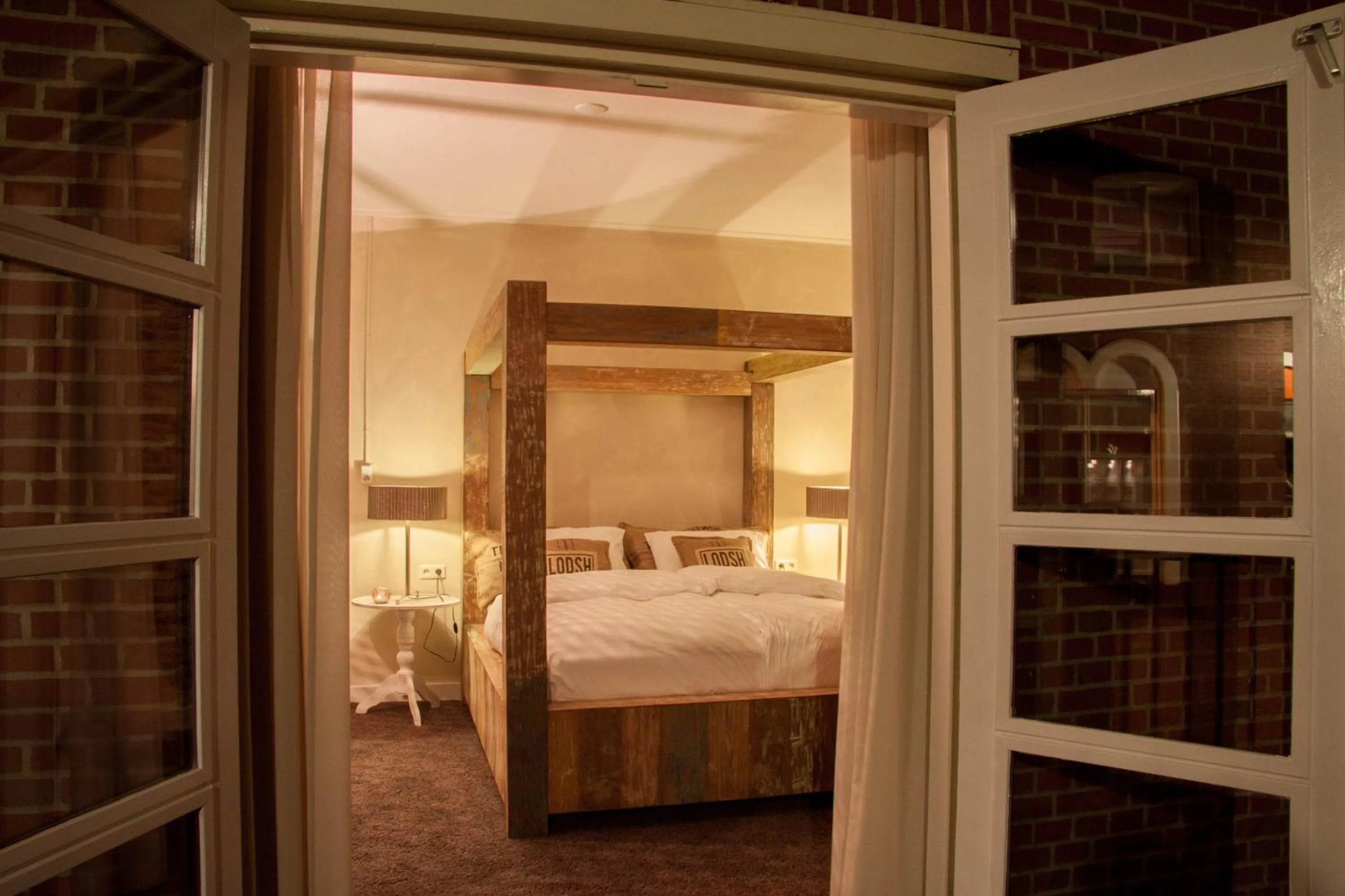 Bed in Hotel Huis van Bewaring - Bijzonder boutique hotel in historisch pand