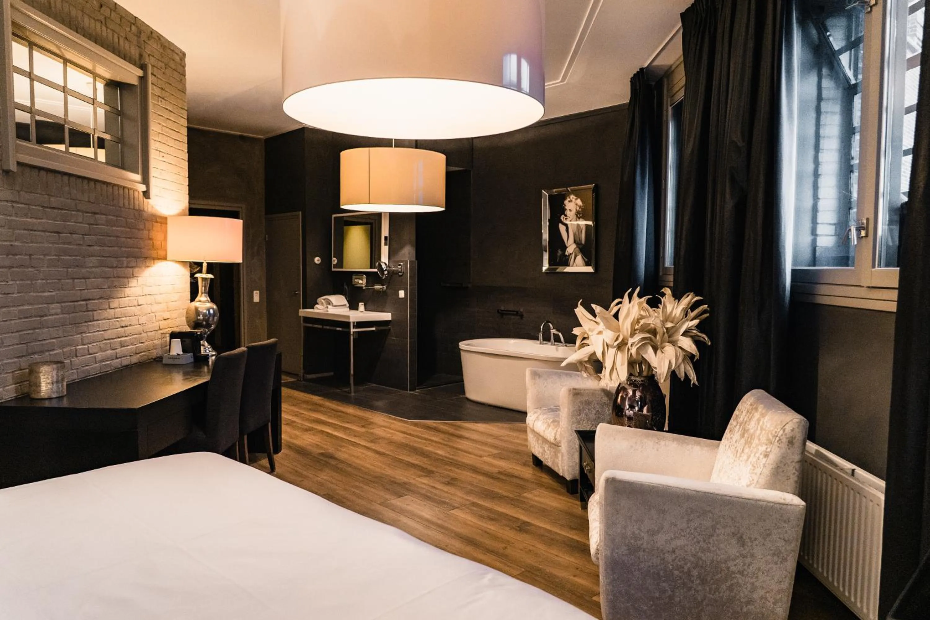 Bed in Hotel Huis van Bewaring - Bijzonder boutique hotel in historisch pand