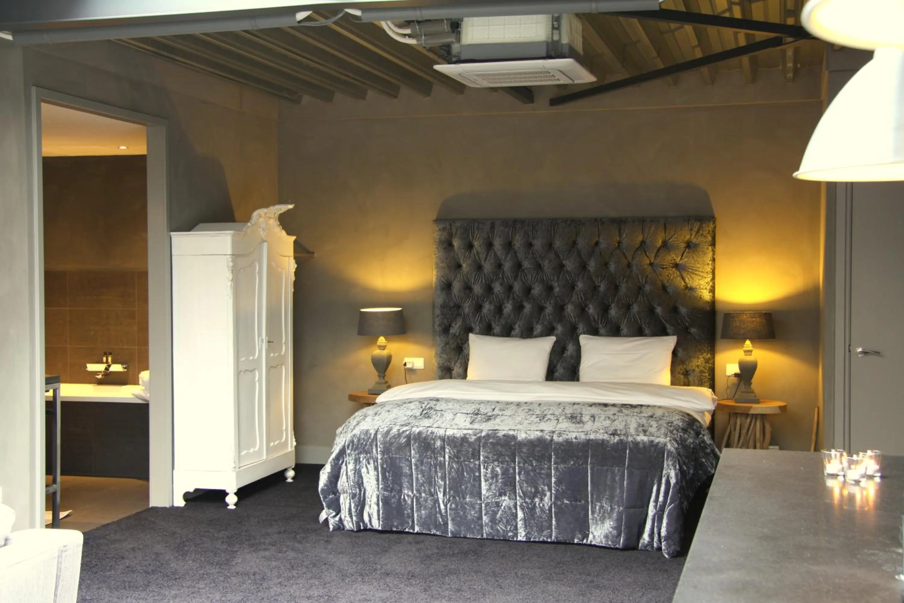 Bed in Hotel Huis van Bewaring - Bijzonder boutique hotel in historisch pand