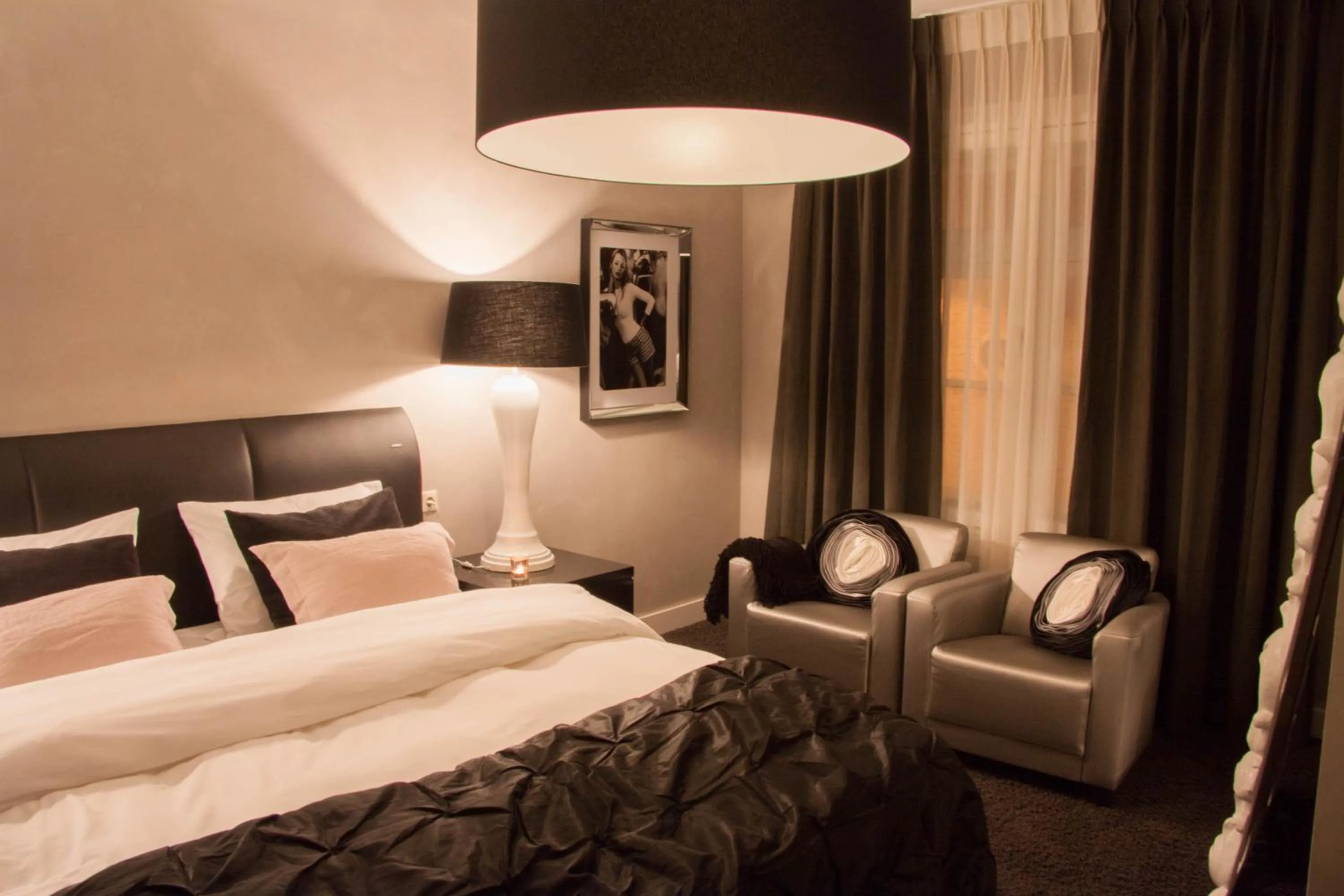 Bed in Hotel Huis van Bewaring - Bijzonder boutique hotel in historisch pand