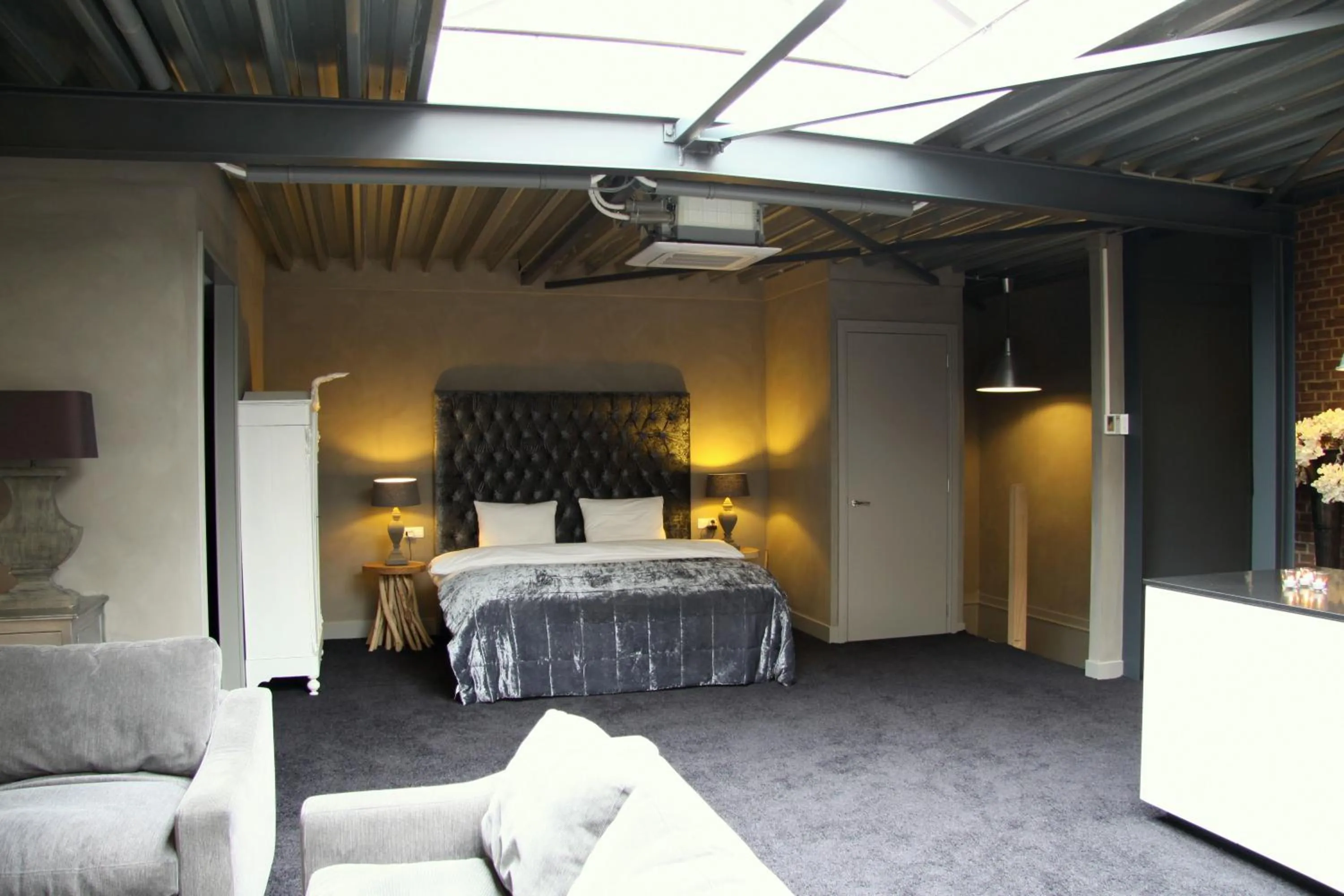 Bed in Hotel Huis van Bewaring - Bijzonder boutique hotel in historisch pand