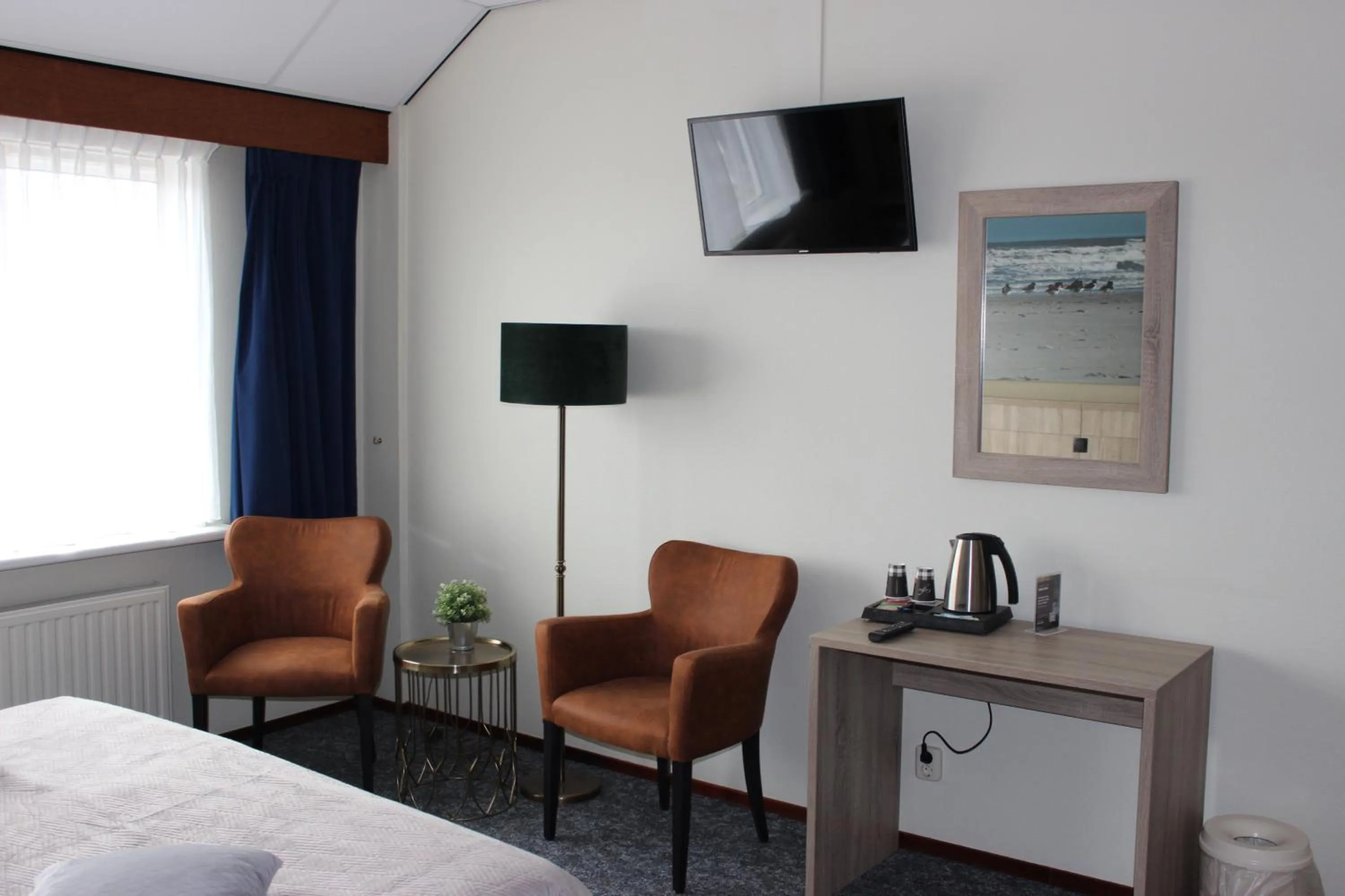 Seating area, Bed in Hotel "De Klok"