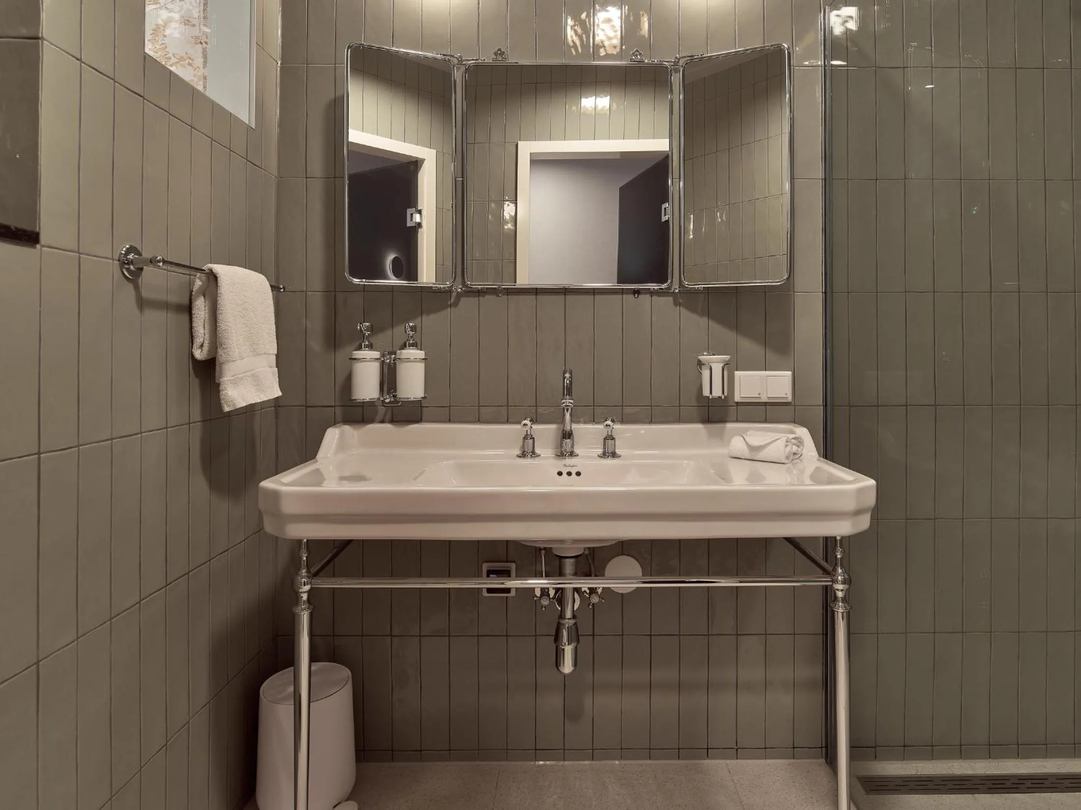 Shower in Good Seasons Hotel Den Bosch