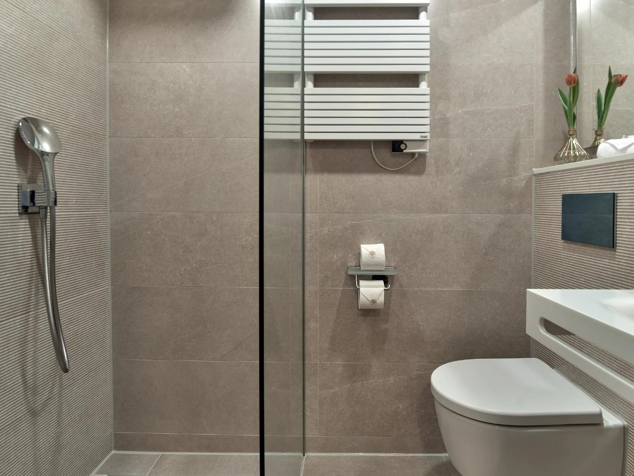 Shower in Good Seasons Hotel Den Bosch