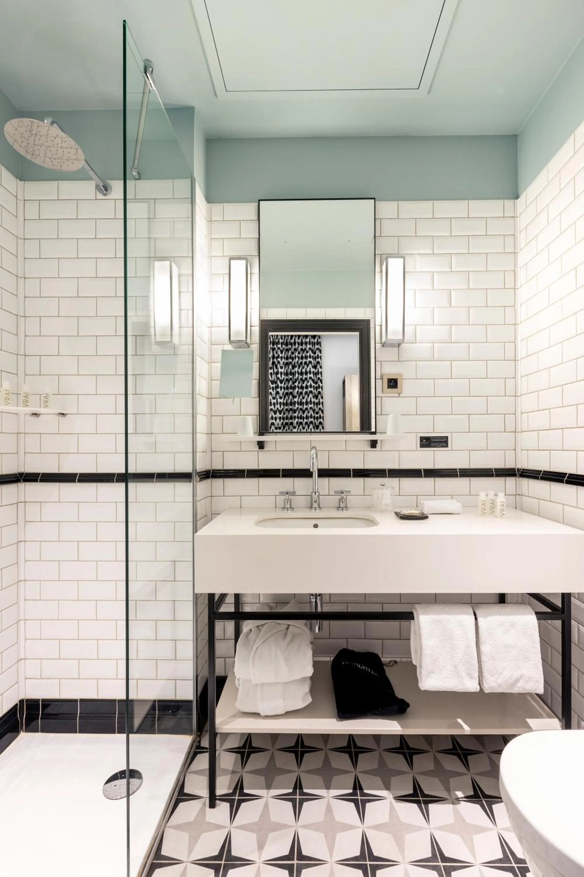 Shower in Hôtel Adèle & Jules