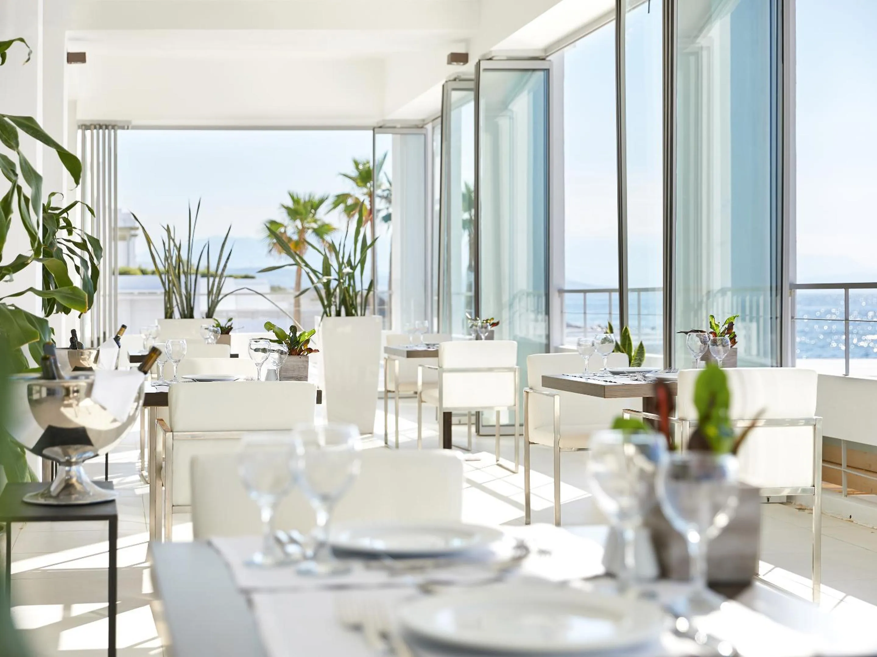 Restaurant/places to eat in Grecotel LUXME White
