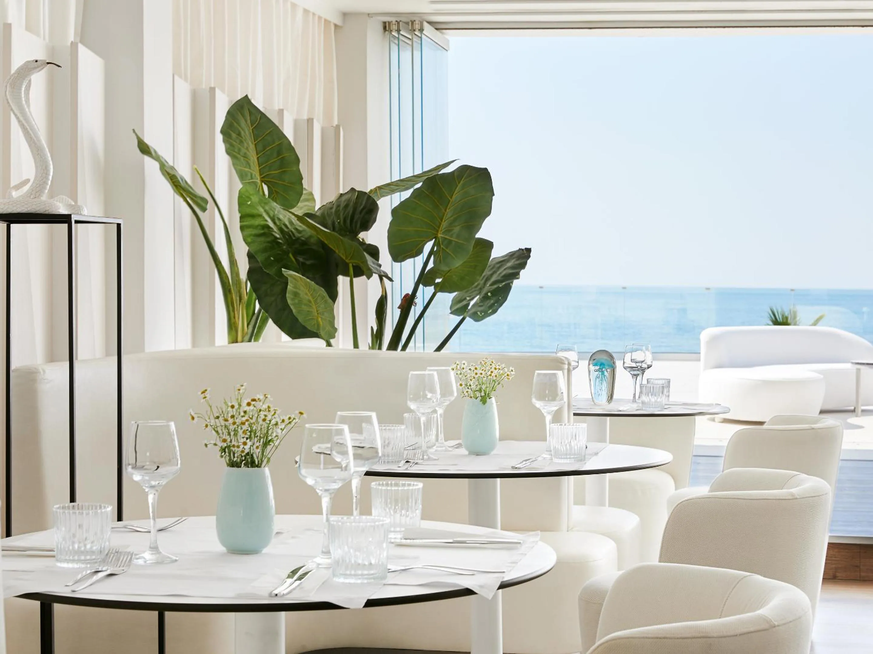 Restaurant/places to eat in Grecotel LUXME White