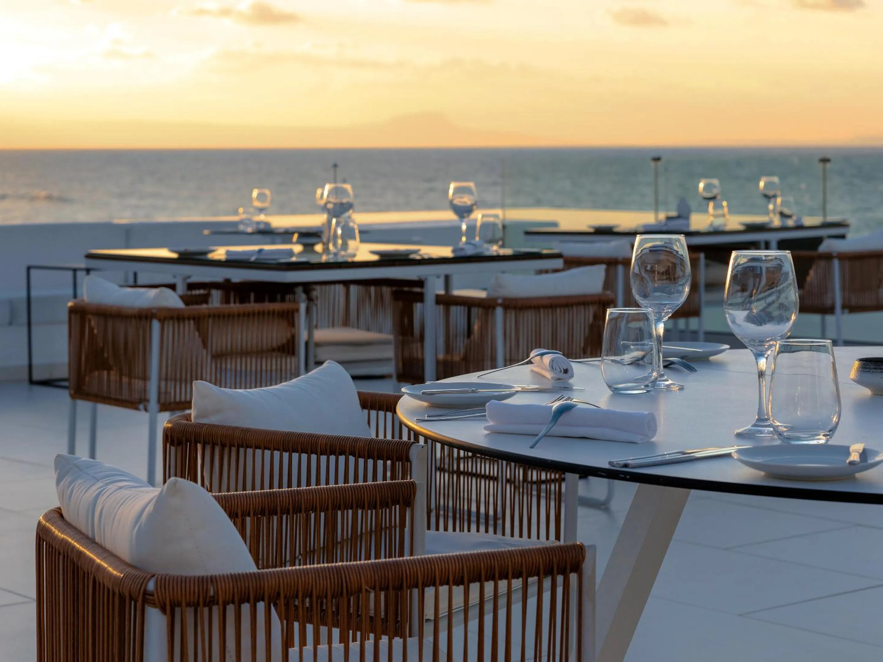Restaurant/places to eat in Grecotel LUXME White