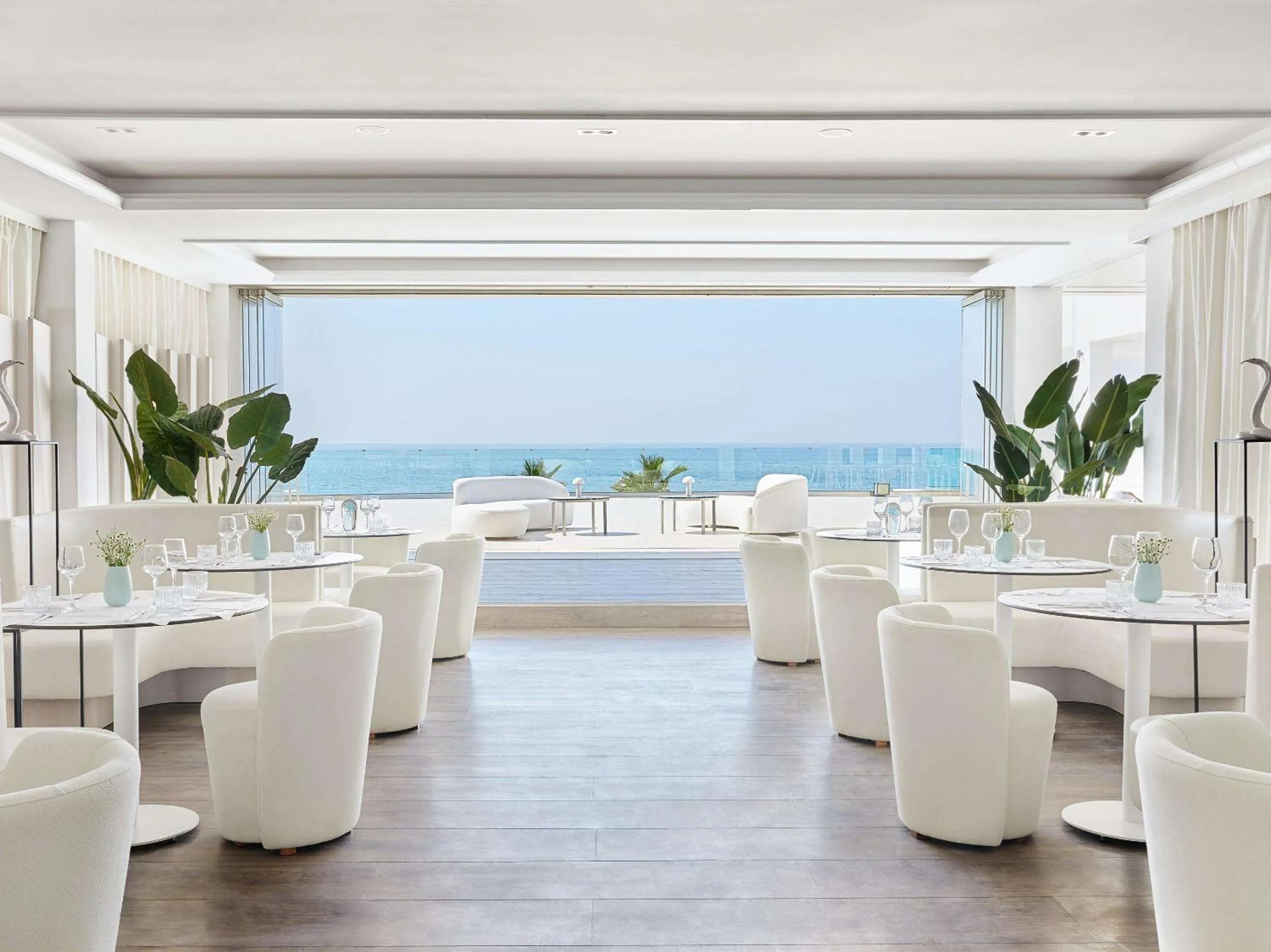 Restaurant/places to eat in Grecotel LUXME White
