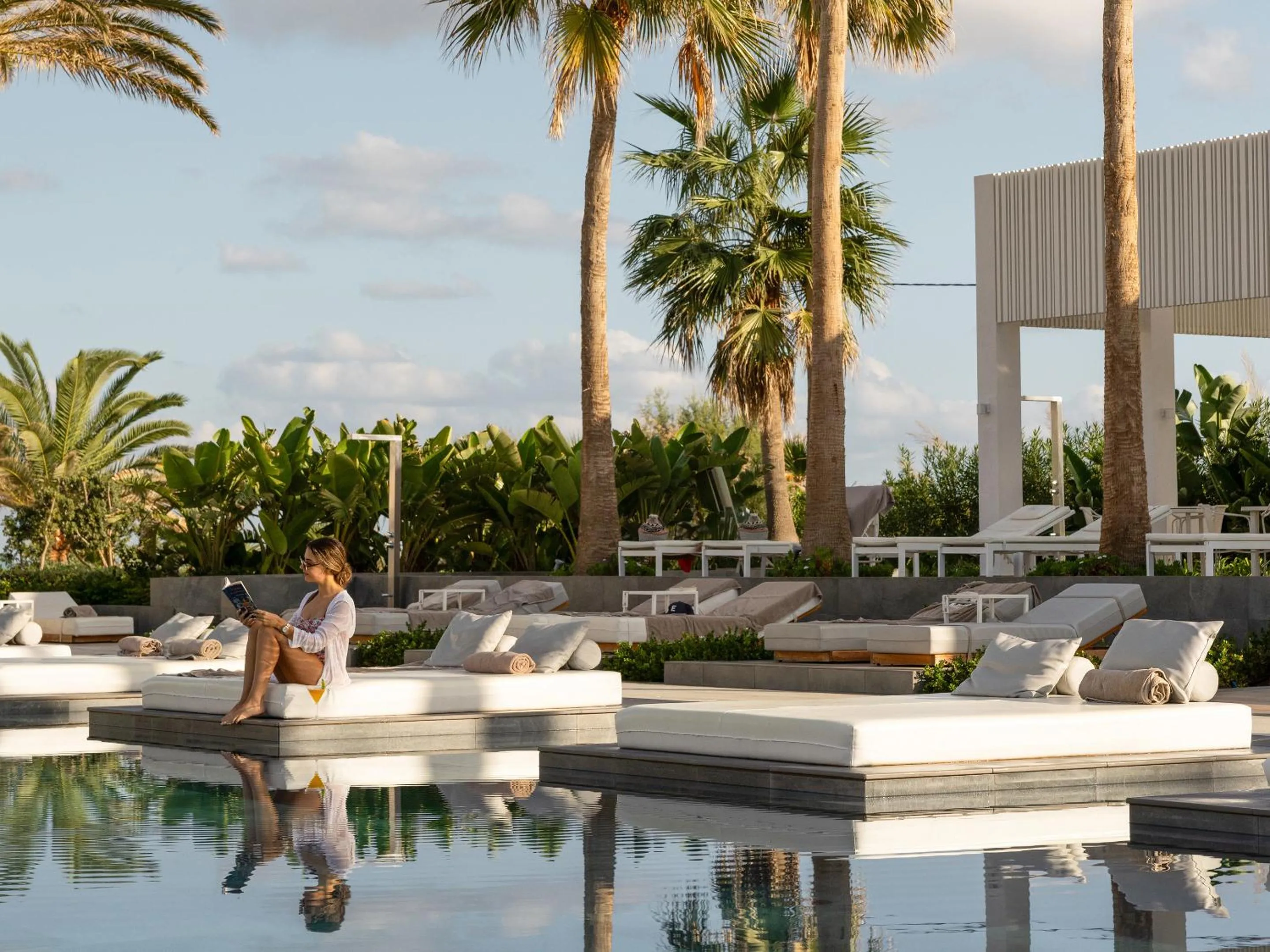 Swimming pool in Grecotel LUXME White