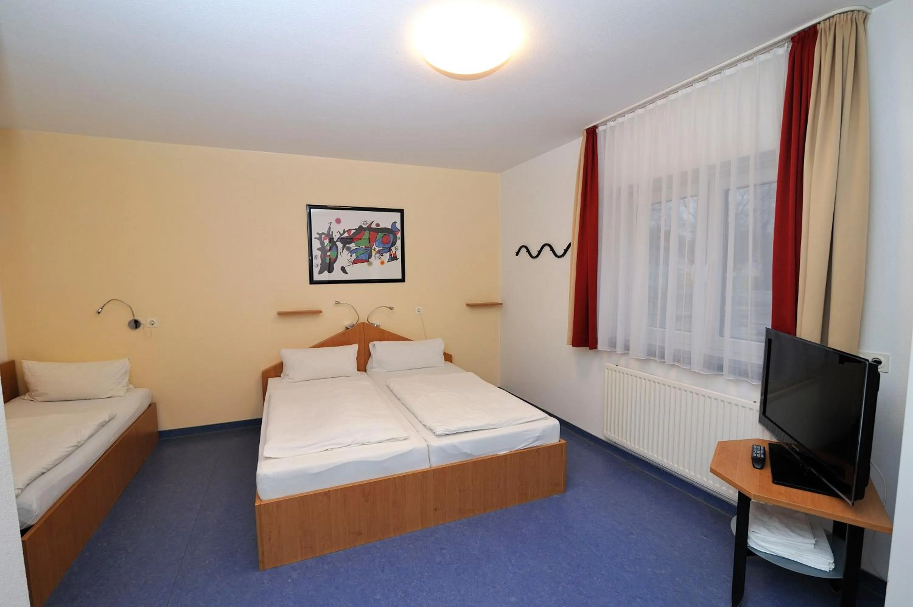 Photo of the whole room, Bed in Sporthotel Borussia Düsseldorf