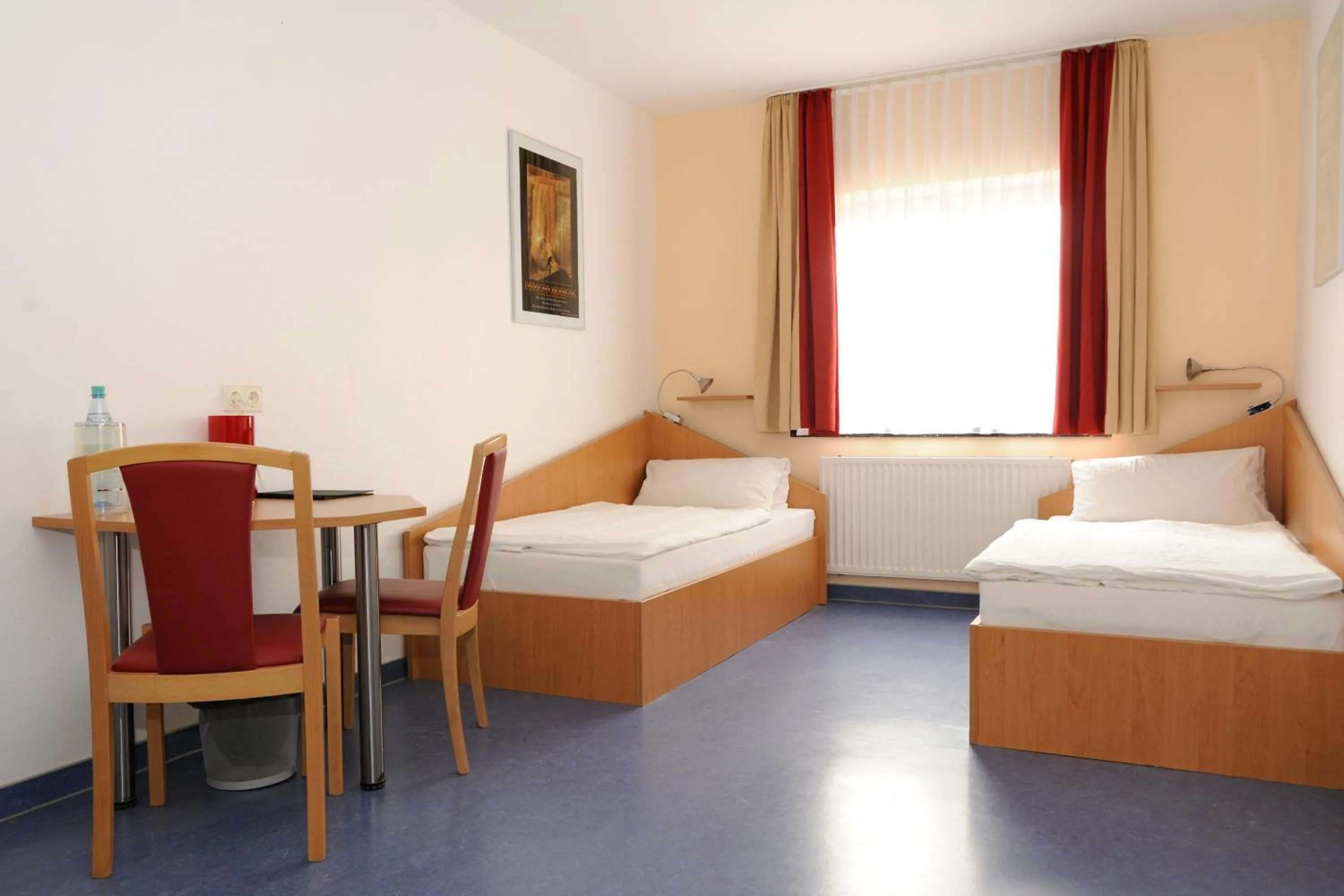 Photo of the whole room, Bed in Sporthotel Borussia Düsseldorf