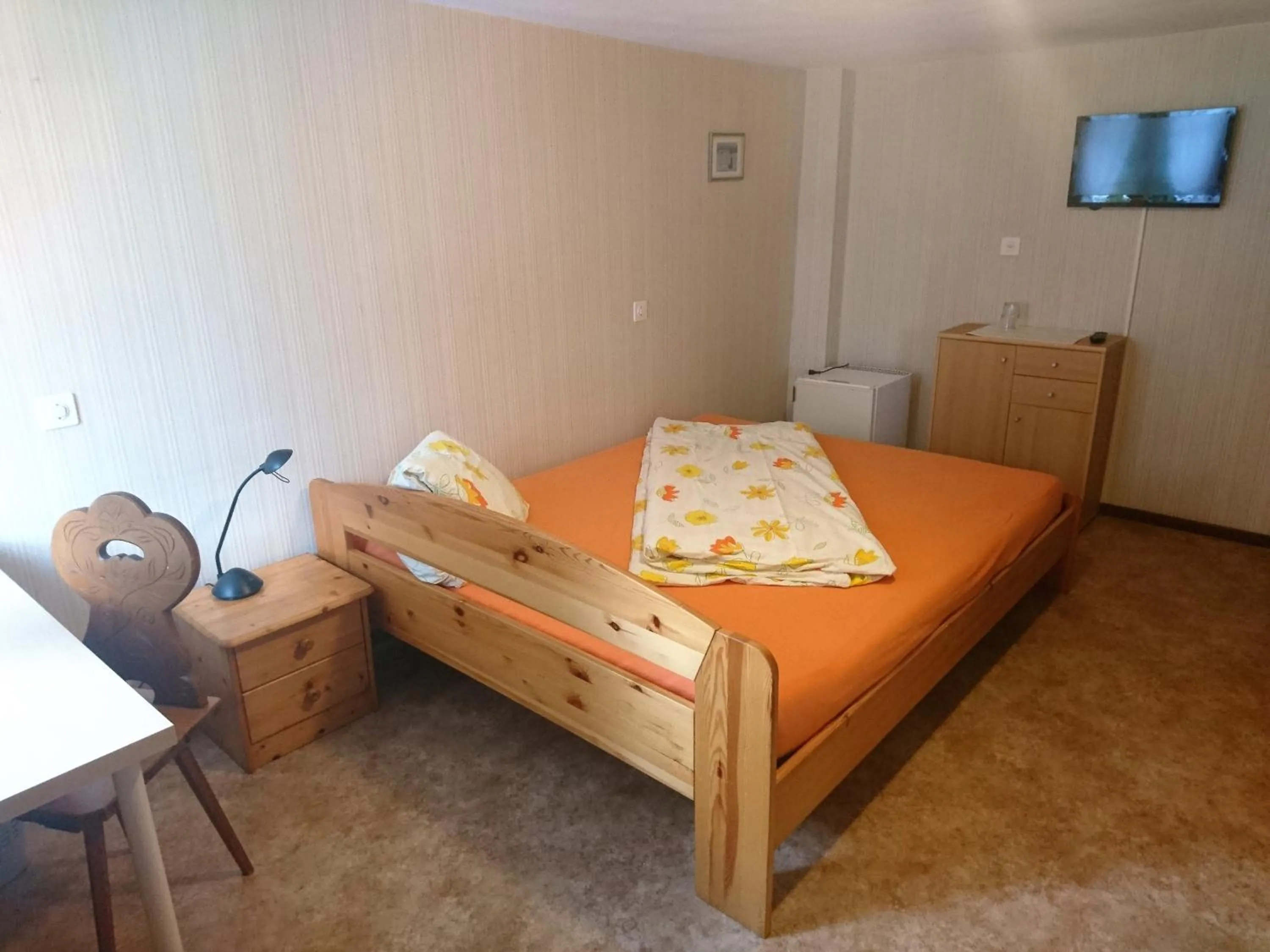 Photo of the whole room, Bed in Gasthaus zum Ochsen