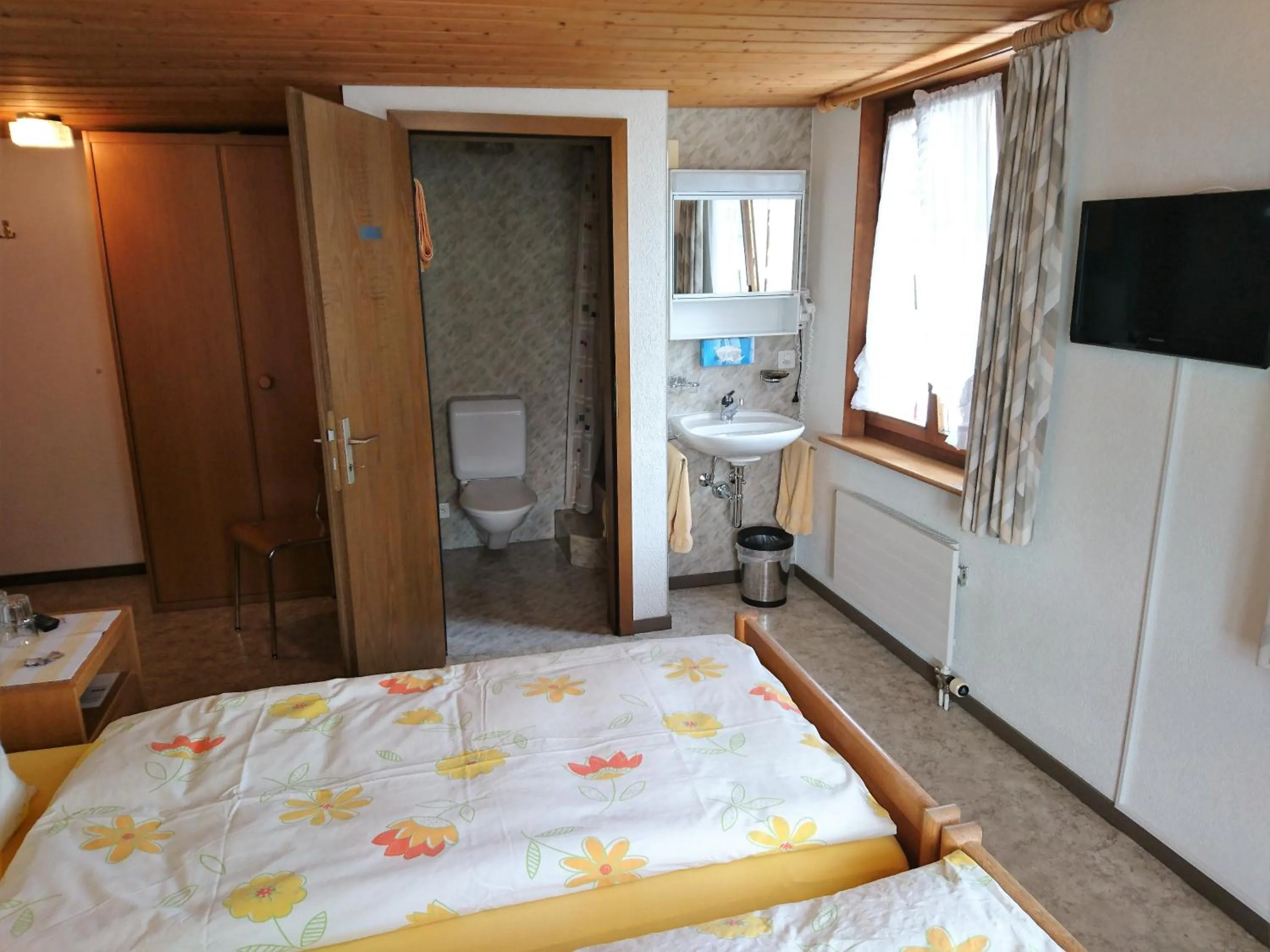 Photo of the whole room, Bed in Gasthaus zum Ochsen