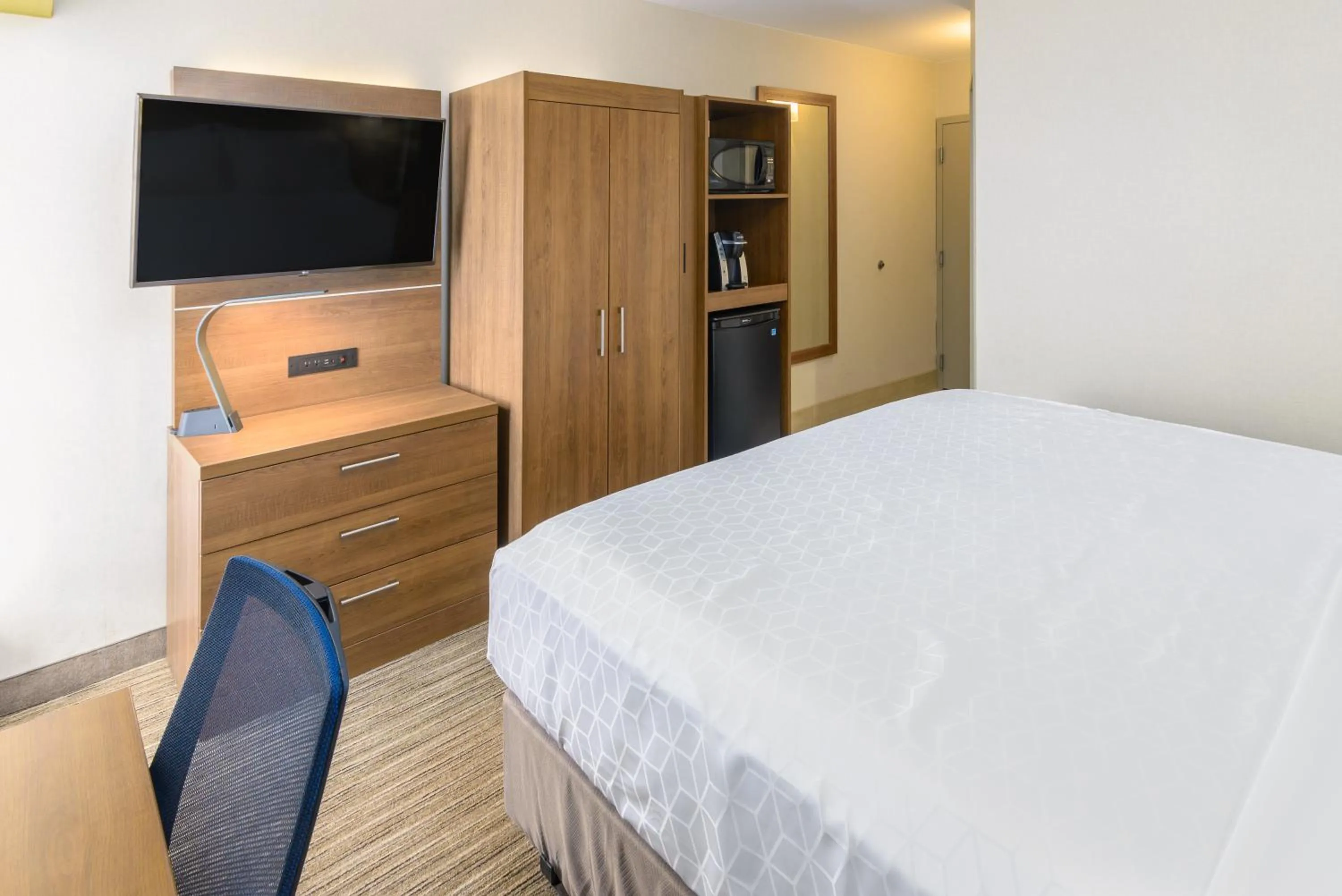 Photo of the whole room, Bed in Holiday Inn Express Southington by IHG