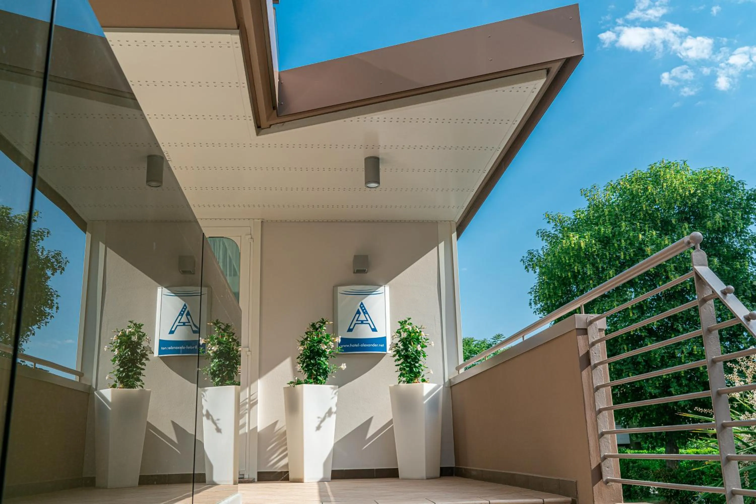 Facade/entrance in Hotel Alexander