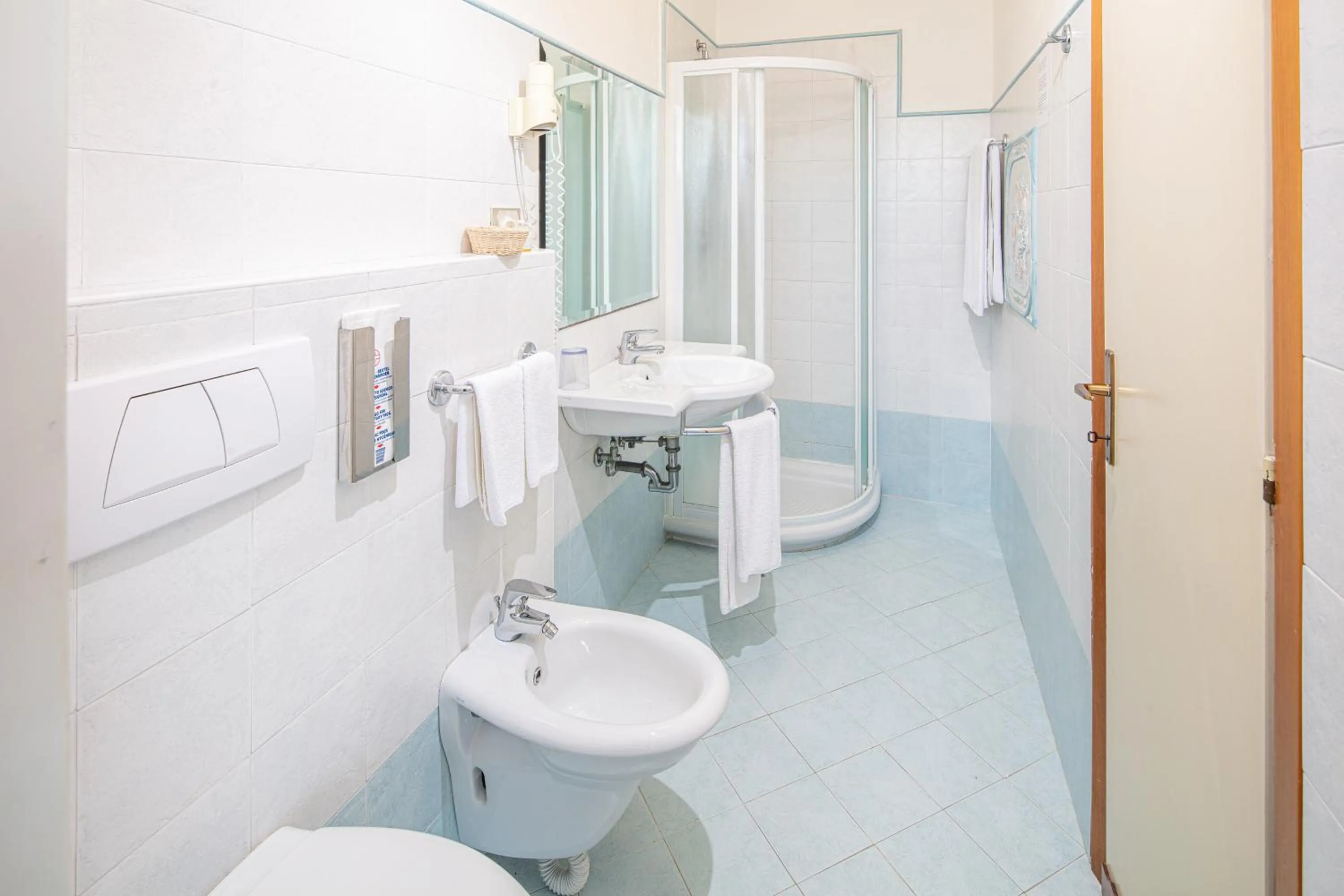 Photo of the whole room in Hotel Alexander