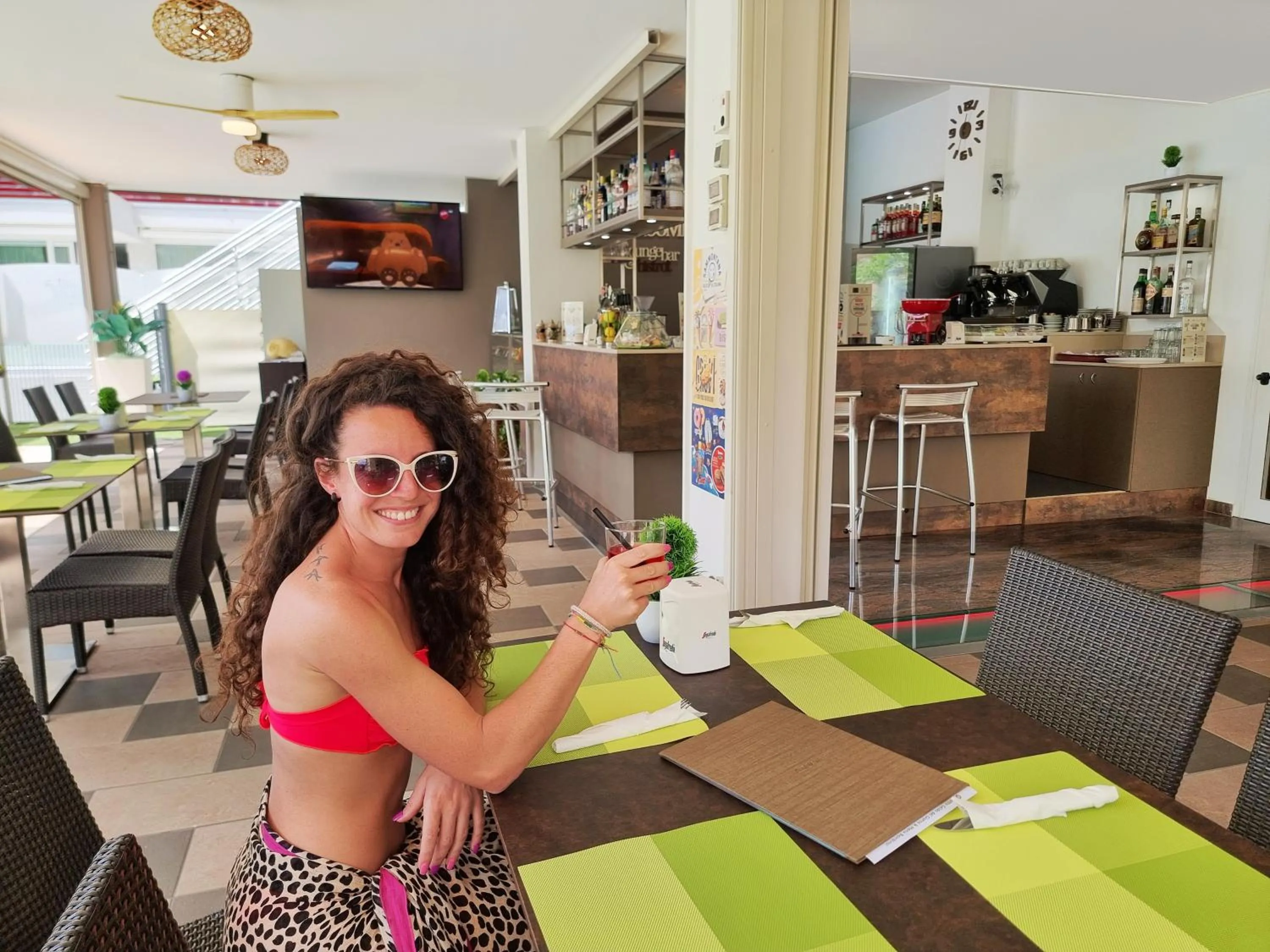 Restaurant/places to eat in Hotel Alexander