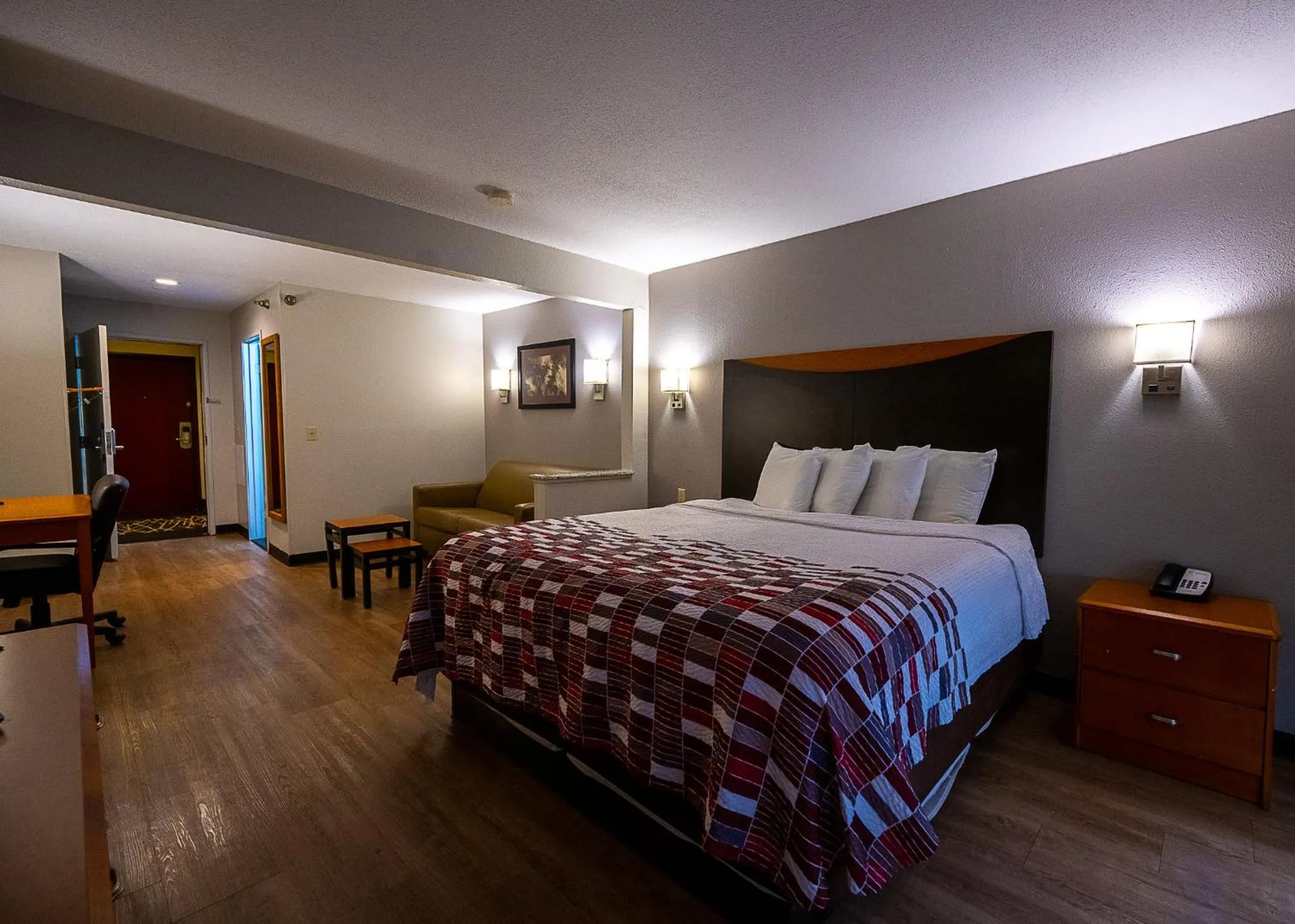 Bedroom, Bed in Red Roof Inn & Suites Danville, IL