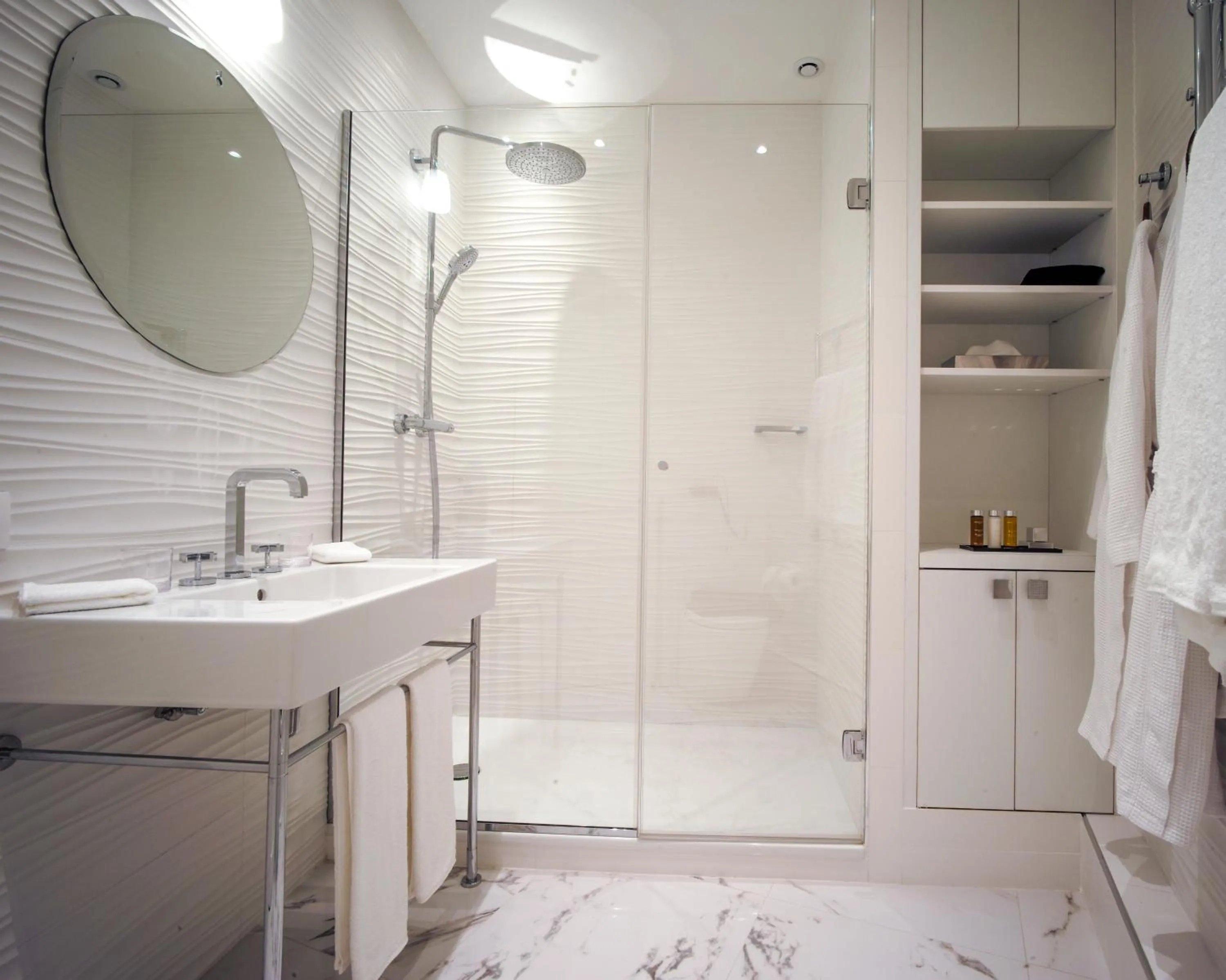 Bathroom in Relais12bis Bed & Breakfast By Eiffel Tower