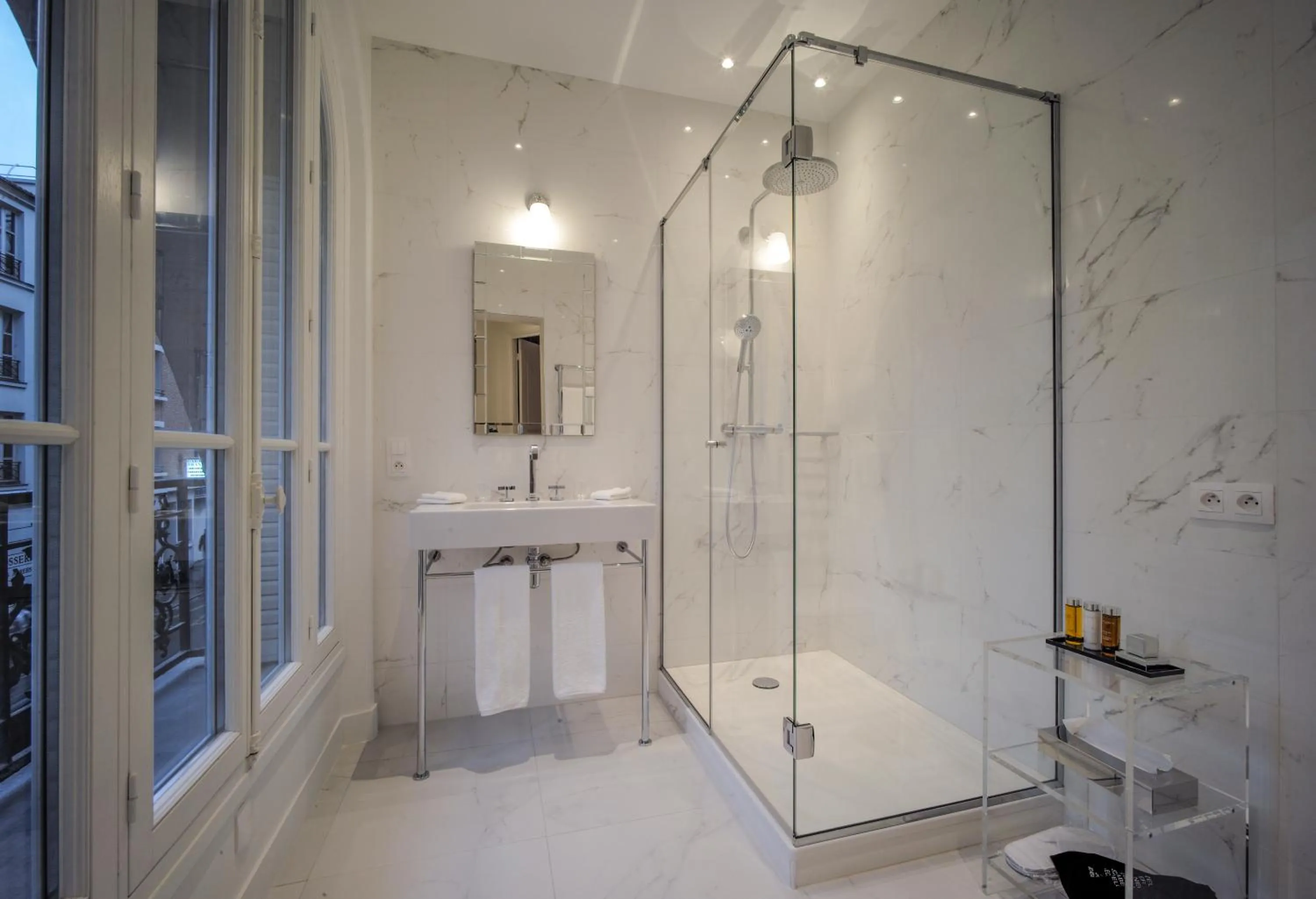 Bathroom in Relais12bis Bed & Breakfast By Eiffel Tower