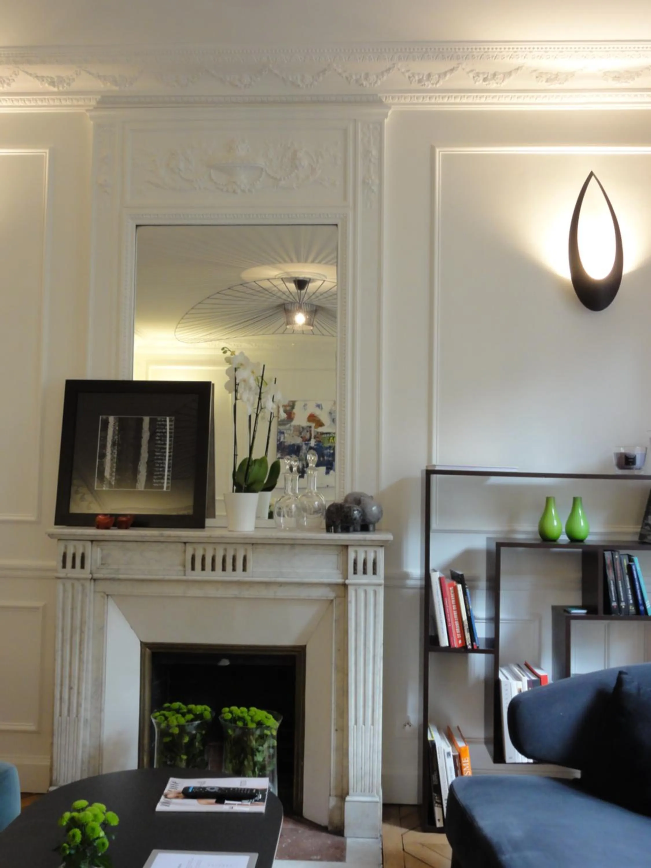 Communal lounge/ TV room in Relais12bis Bed & Breakfast By Eiffel Tower