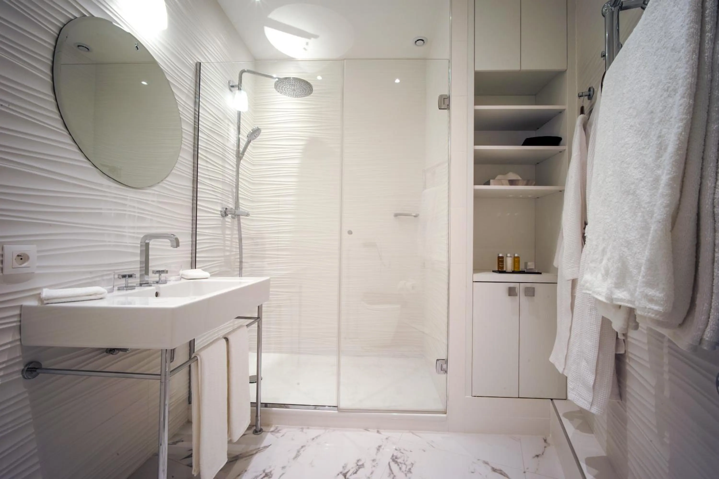 Bathroom in Relais12bis Bed & Breakfast By Eiffel Tower