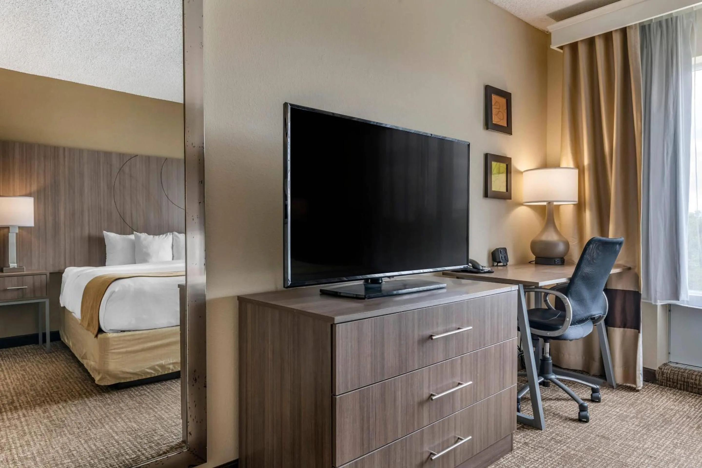 Bedroom, Bed in Comfort Suites Sawgrass