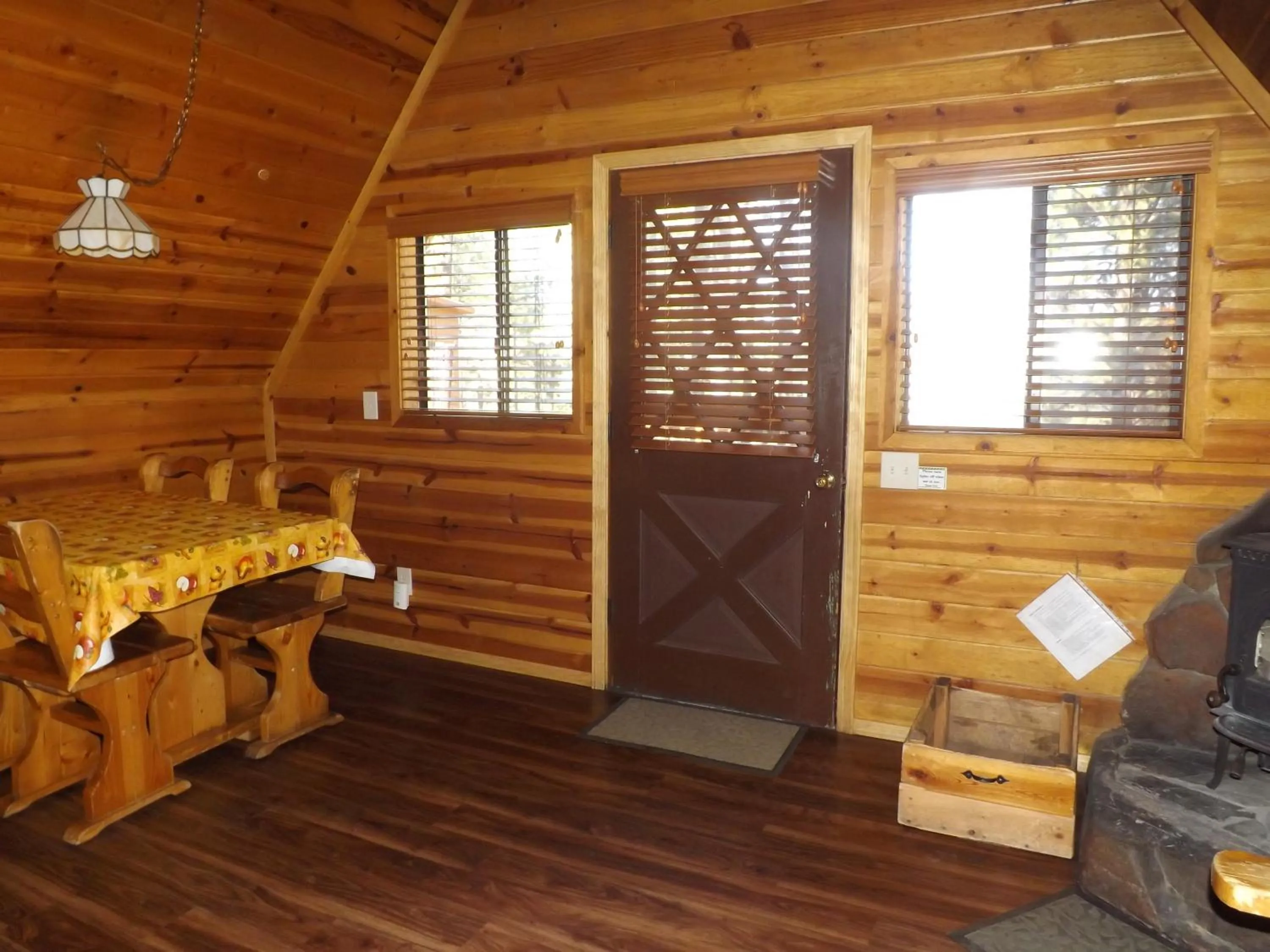 Dining area in Arizona Mountain Inn & Cabins