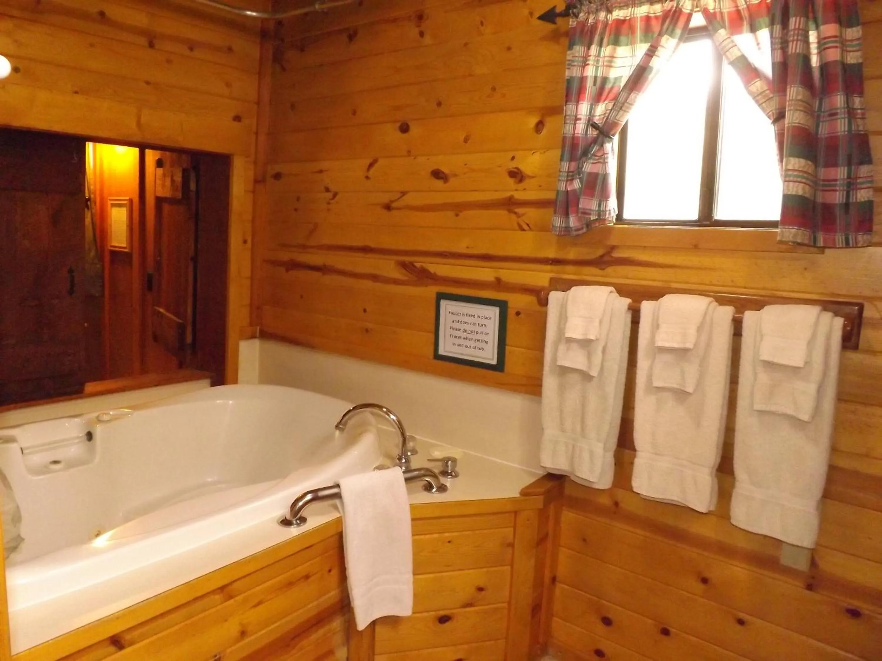 Bathroom in Arizona Mountain Inn & Cabins