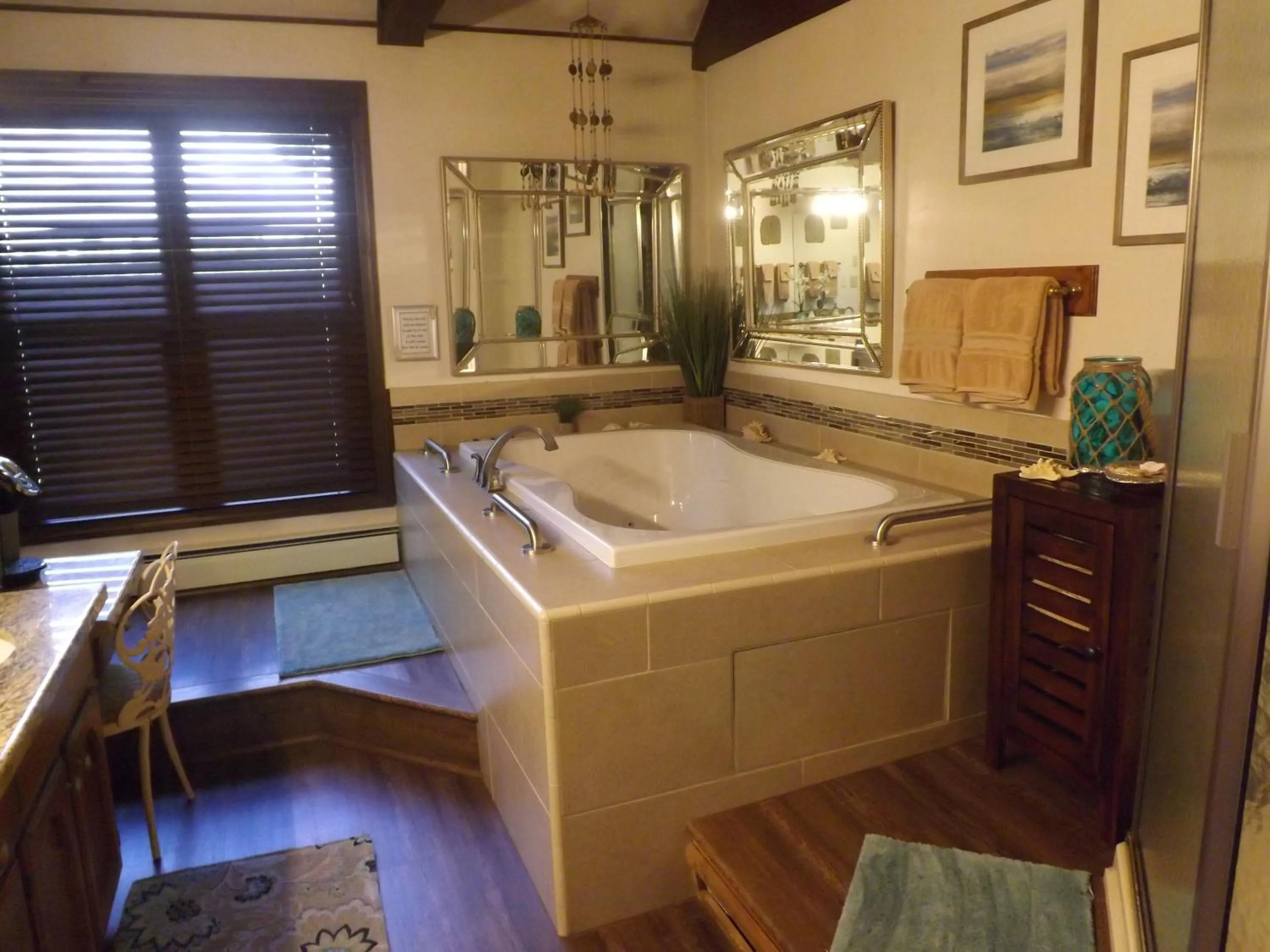 Hot Tub in Arizona Mountain Inn & Cabins