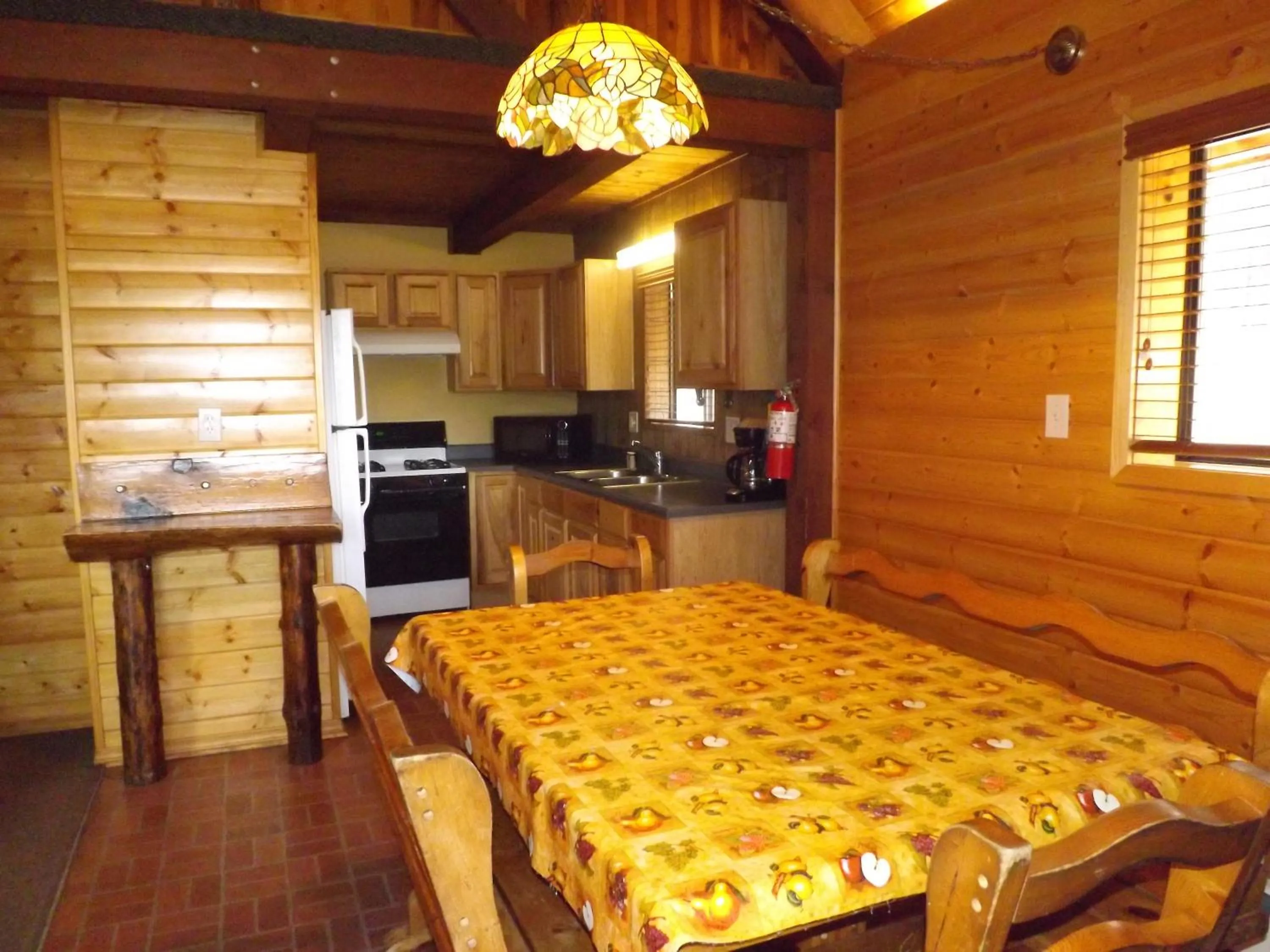 Kitchen or kitchenette in Arizona Mountain Inn & Cabins