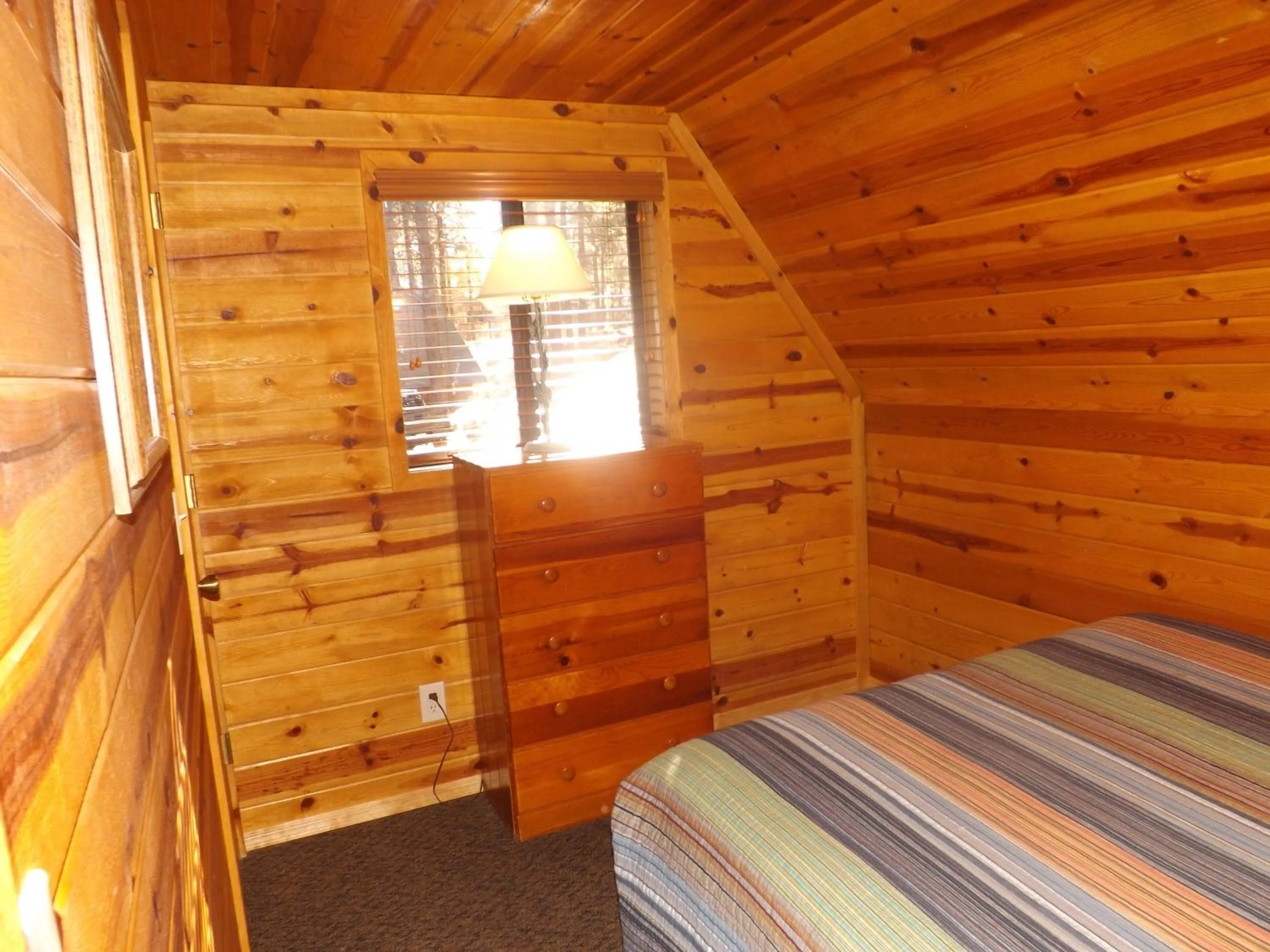 Bed in Arizona Mountain Inn & Cabins