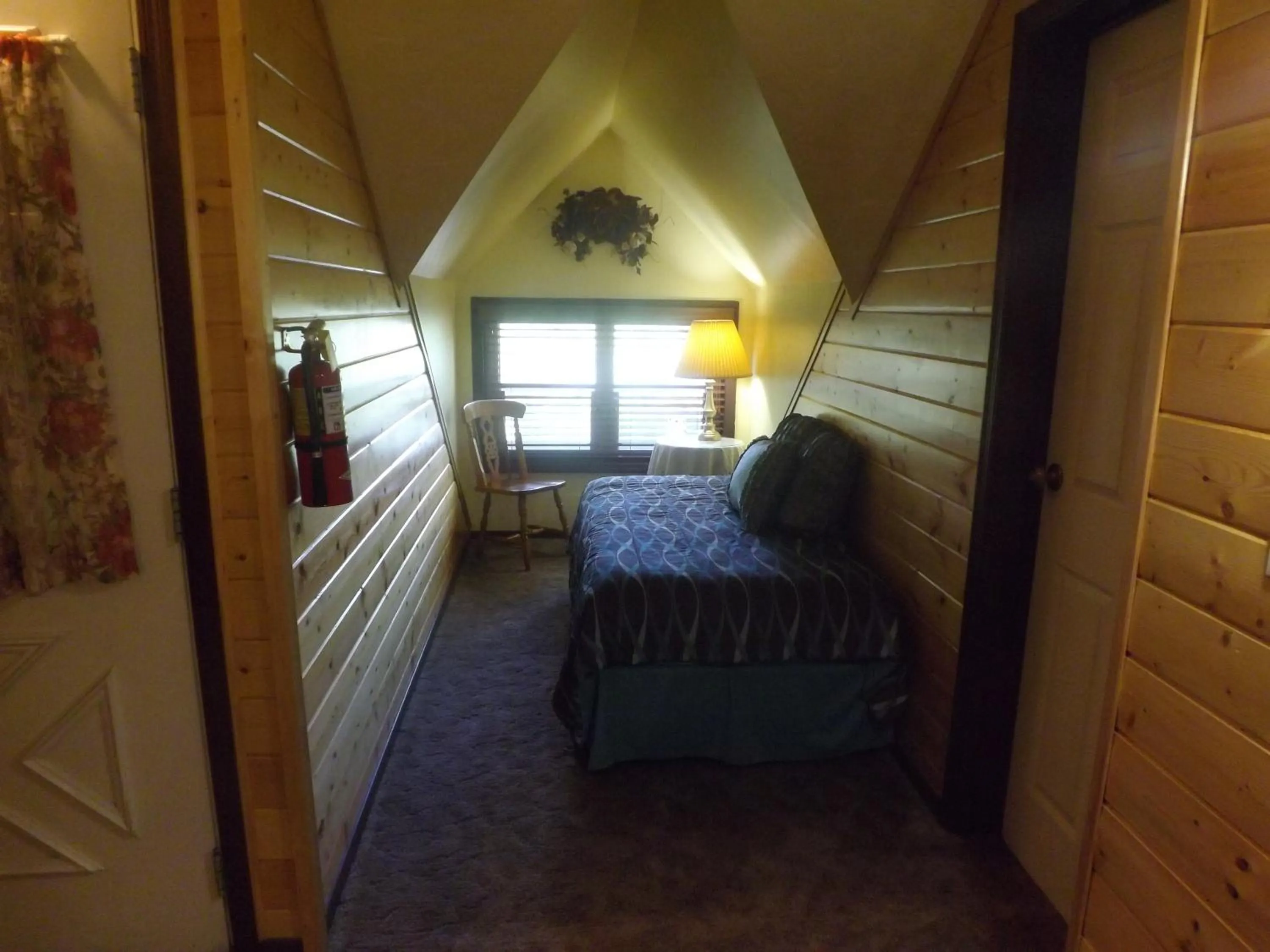 Bed in Arizona Mountain Inn & Cabins